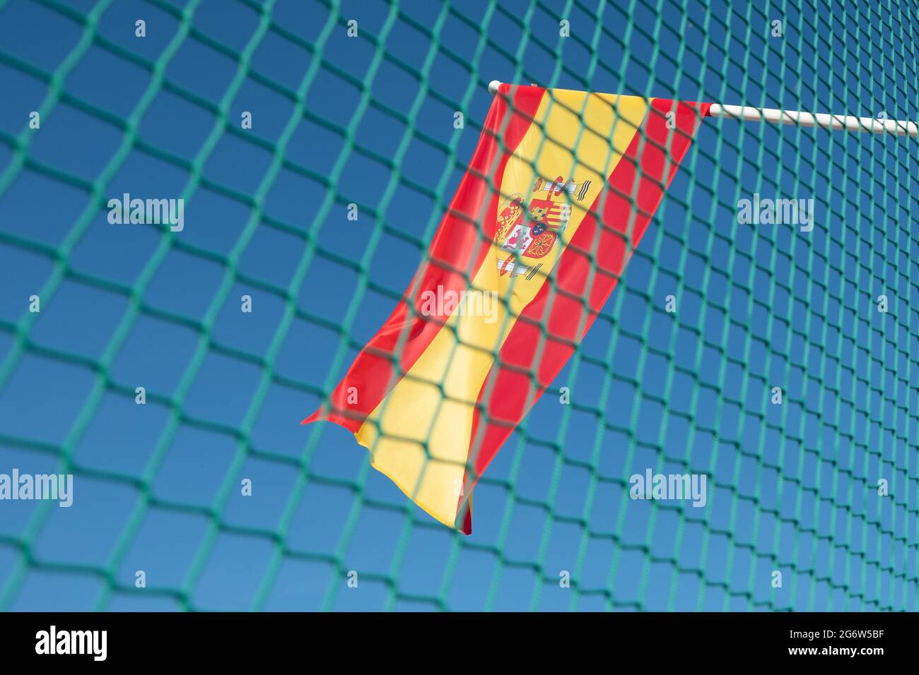 Protéger l'Espagne. Thème du football espagnol. Espagne séparée par une clôture. Banque D'Images