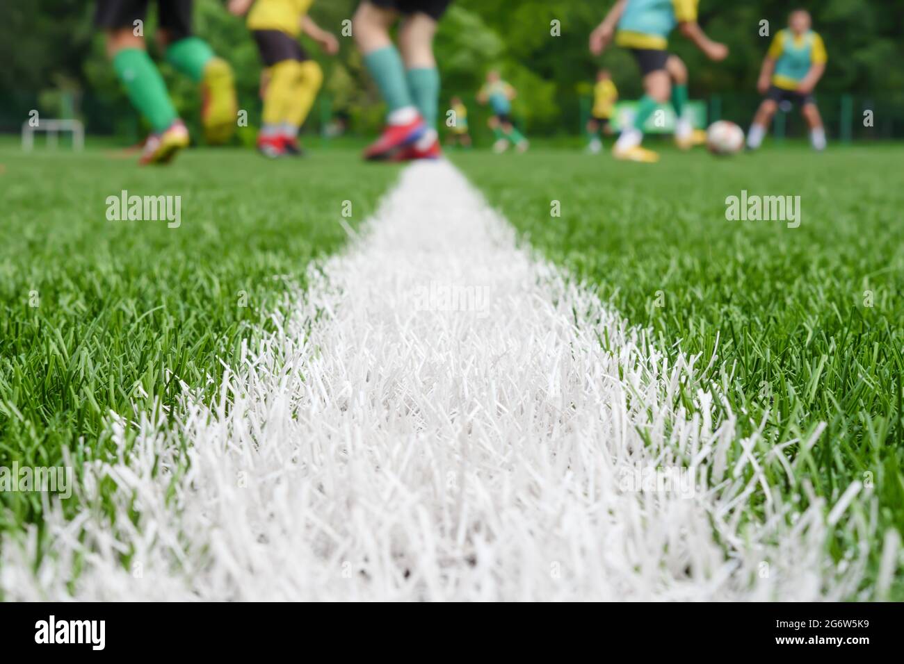 Équipe sur terrain de football. Lignes de terrain de football de l'école d'entraînement de match. Jeunes joueurs de football sur le terrain joueurs de football en arrière-plan. Pas Banque D'Images