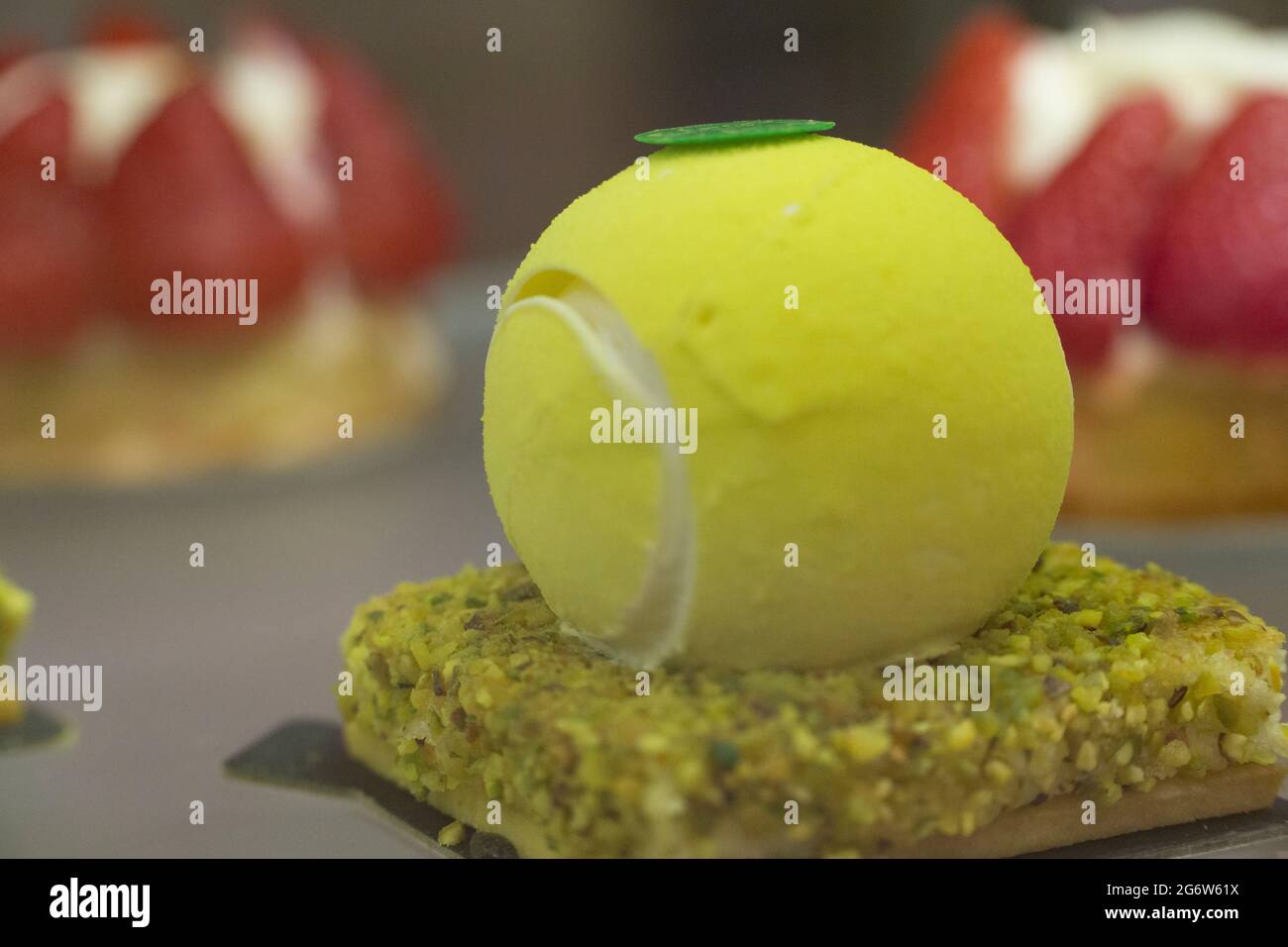 Londres Royaume Uni 8 Juillet 21 A L Approche De La Finale De Wimbledon Les Fans De Tennis Peuvent Avoir Un Gateau En Forme De Balle De Tennis Au Cafe Dolly S A Selfridges Londres Royaume Uni 8 Juillet 21 A L Approche De La Finale De Wimbledon Les Fans De Tennis Peuvent Avoir Un Gateau En Forme De Balle De Tennis Au Cafe Dolly S A Selfridges