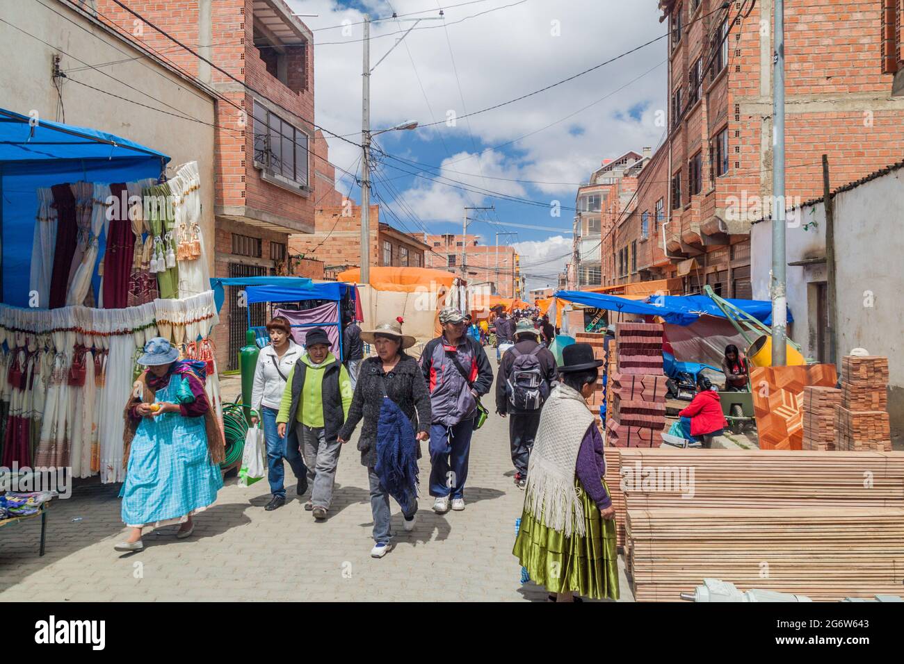 EL Alto, BOLIVIE - 23 AVRIL 2015 : les gens marchent sur un marché à El Alto, en Bolivie. Banque D'Images