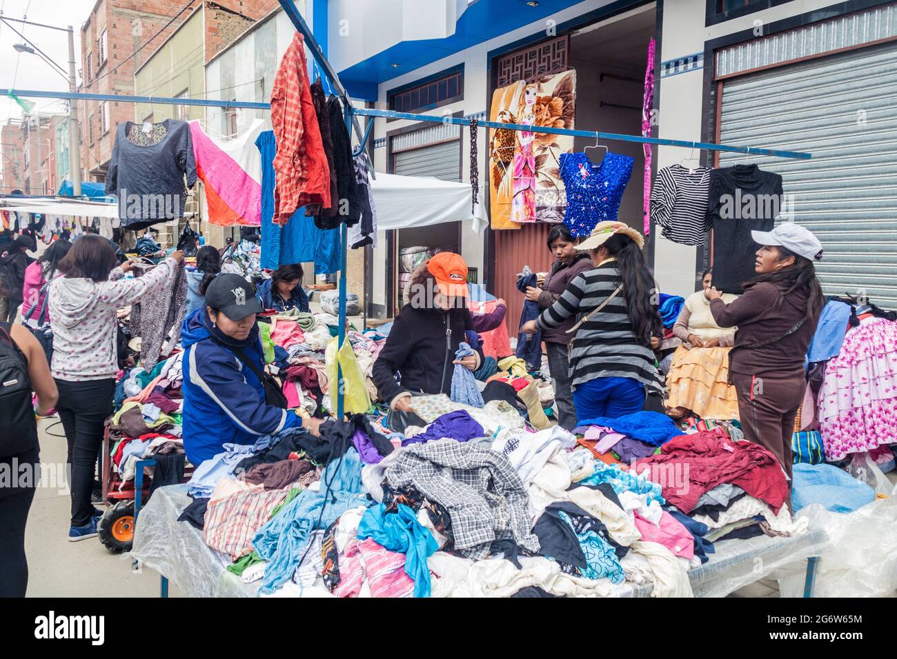 EL Alto, BOLIVIE - 23 AVRIL 2015 : les gens font leurs courses sur un marché à El Alto, en Bolivie. Banque D'Images