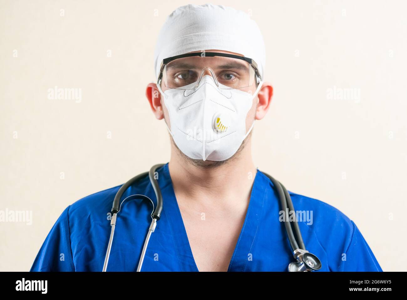 Médecin en uniforme bleu et masque médical. Banque D'Images