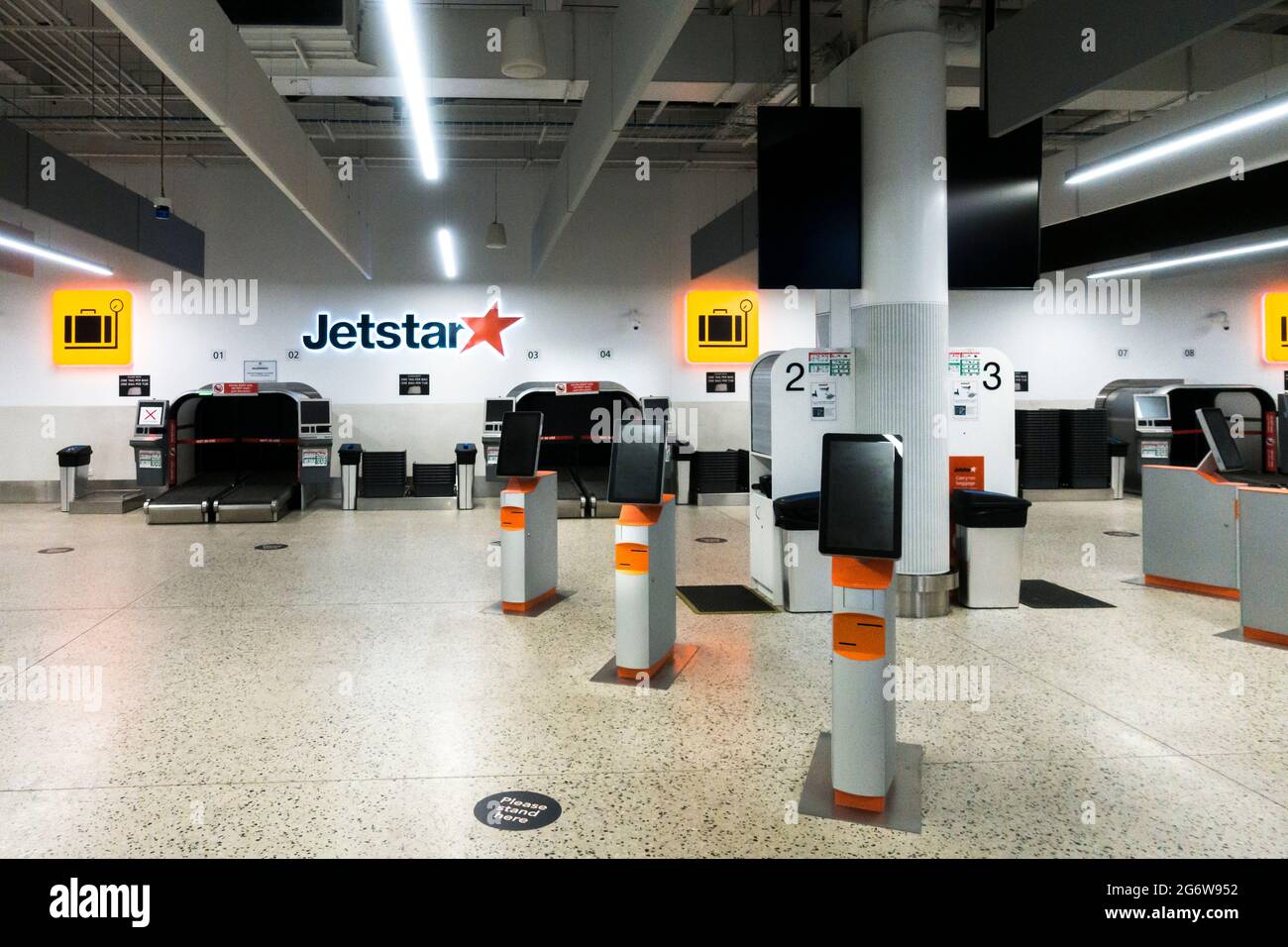 Terminal aérien Jetstar déserté à l'aéroport Tullamarine de Melbourne, en Australie pendant le confinement. Désinfectant pour les mains au premier plan. Banque D'Images