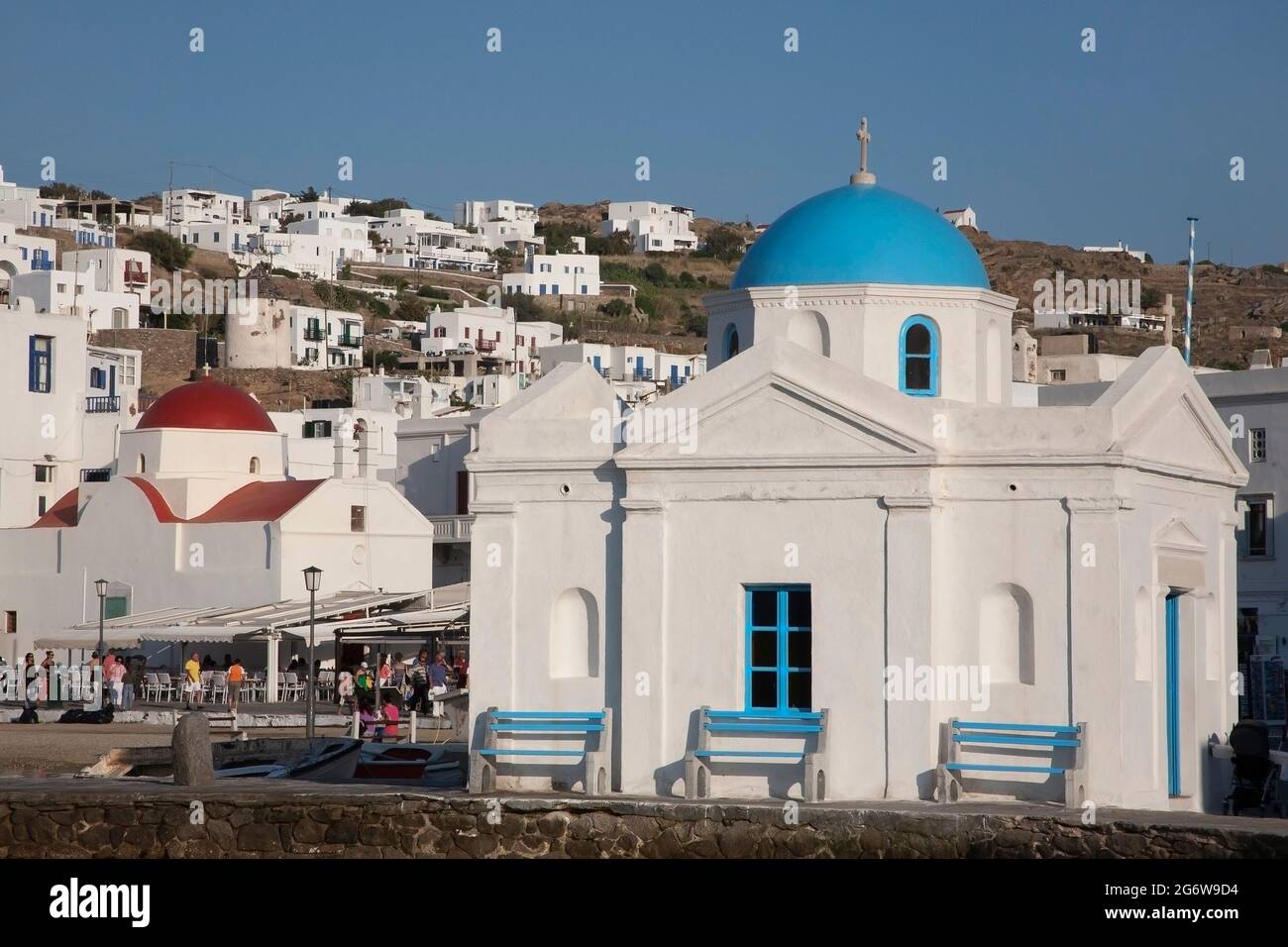 Église Agios Nikolaos avec dôme bleu sur le front de mer à Chora, un village sur l'île grecque de Mykonos Banque D'Images