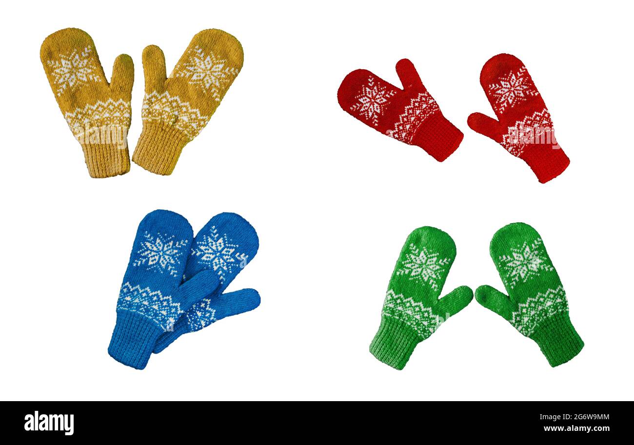 paire de moufles tricotées rouge-bleu-vert-jaune avec motif de noël isolé sur fond blanc. Collage de différentes mitaines. Banque D'Images