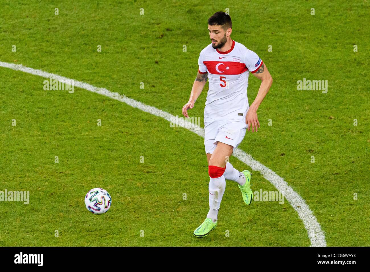 Bakou, Azerbaïdjan - juin 20: OK Yokuslu de Turquie court avec le ballon lors du championnat UEFA Euro 2020 Group UN match entre la Suisse et Tur Banque D'Images