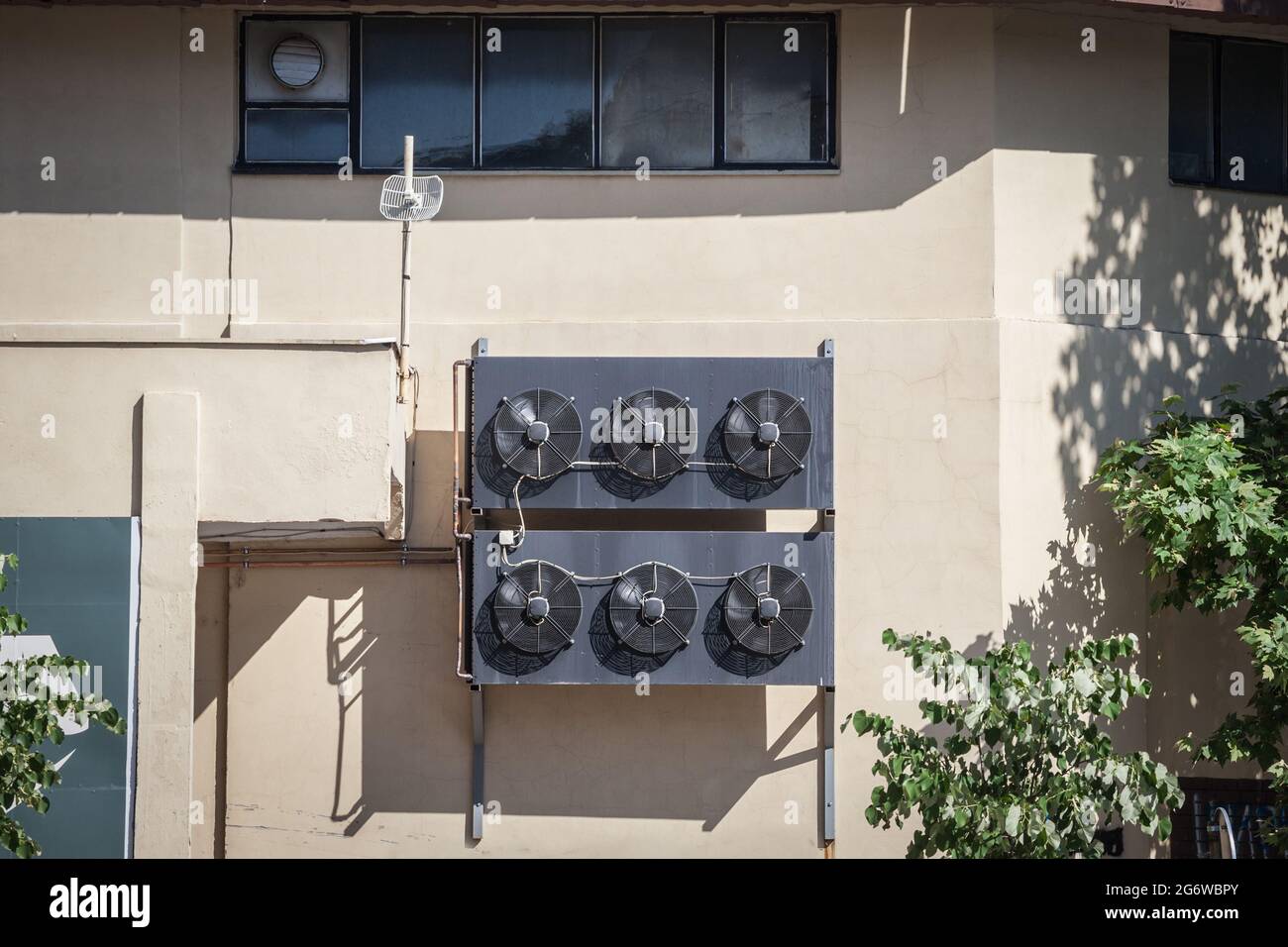 Illustration d'un système de ventilation d'un HVAC, de couleur noire, utilisé pour un immense bâtiment industriel. Banque D'Images