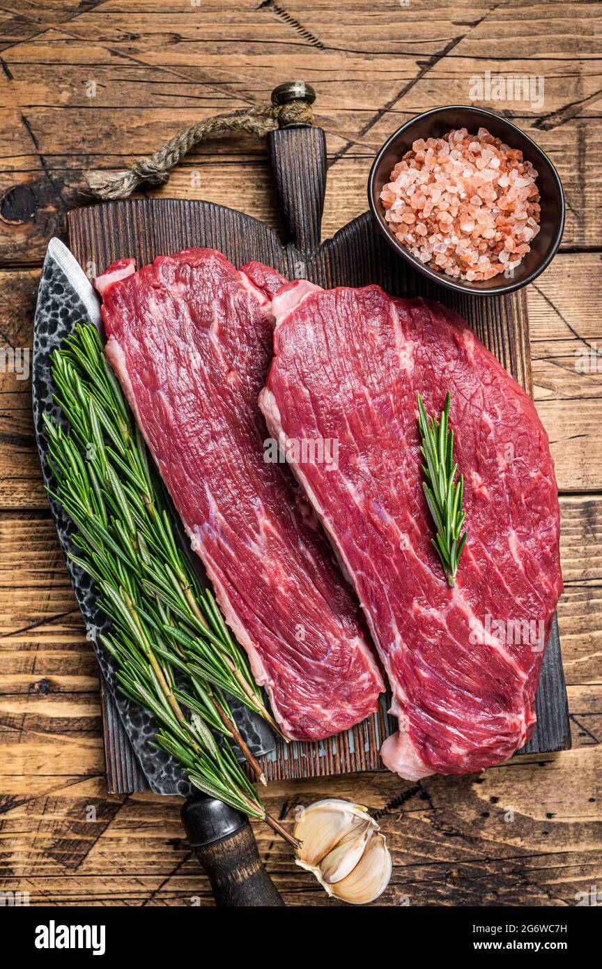 Steak de calotte cru ou steak de Picanha sur une planche de bois avec un couteau de boucher. fond en bois. Vue de dessus Banque D'Images