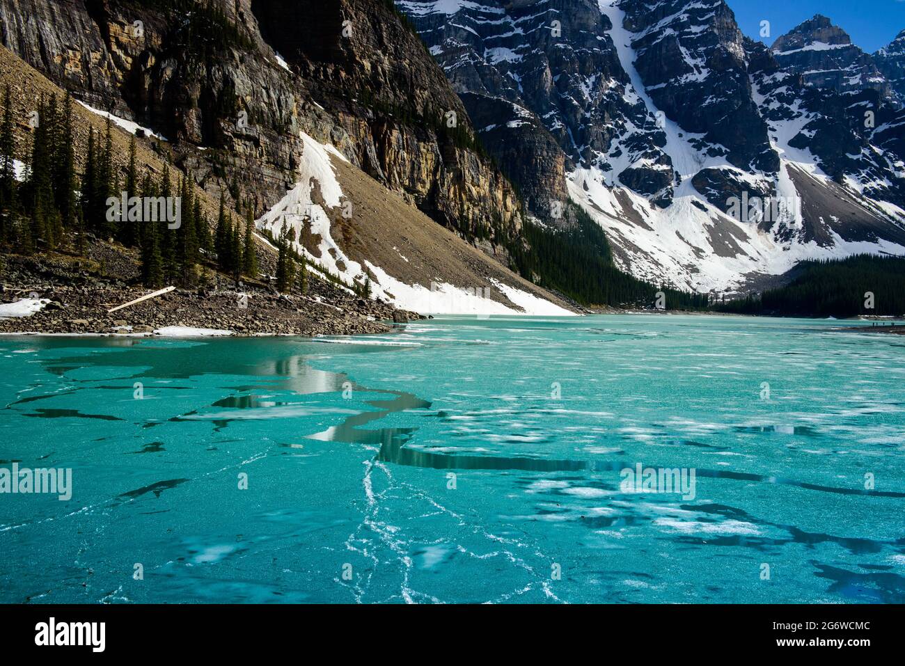 Fissure de glace sur l'eau turquoise du lac Morraine Banque D'Images
