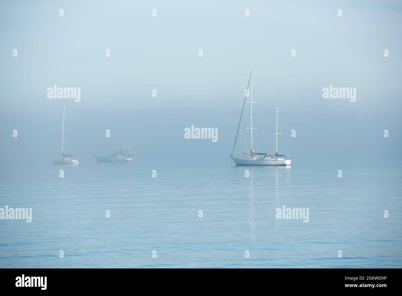 Bateaux à l'ancre dans le brouillard Banque D'Images