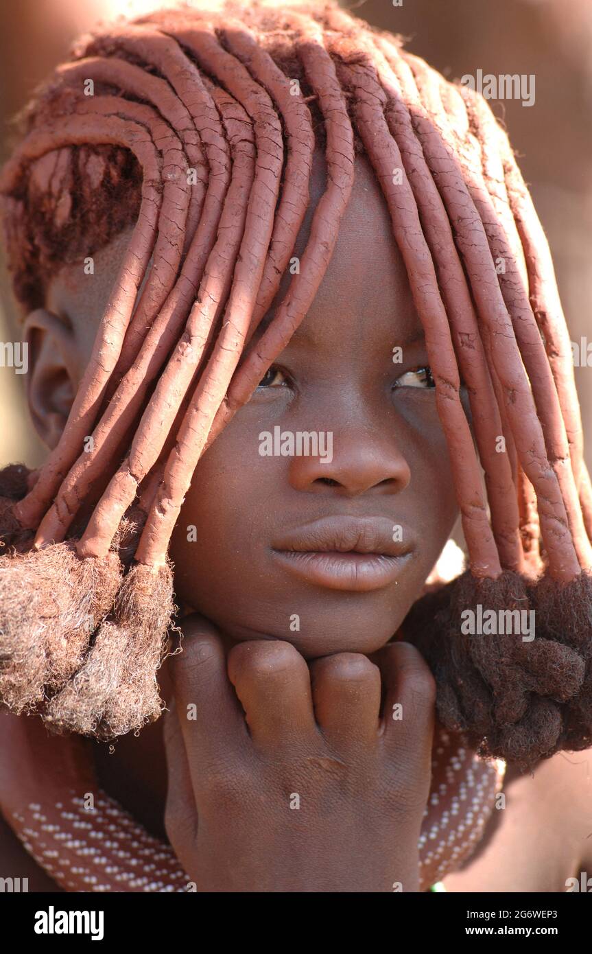 NAMIBIE. LE PANSEMENT POUR CHEVEUX DES FEMMES HIMBAS A UNE SIGNIFICATION  SPÉCIALE. ICI, LES PLAITS MIS DEVANT LE VISAGE DIT QUE CETTE JEUNE FILLE  EST PUB Photo Stock - Alamy