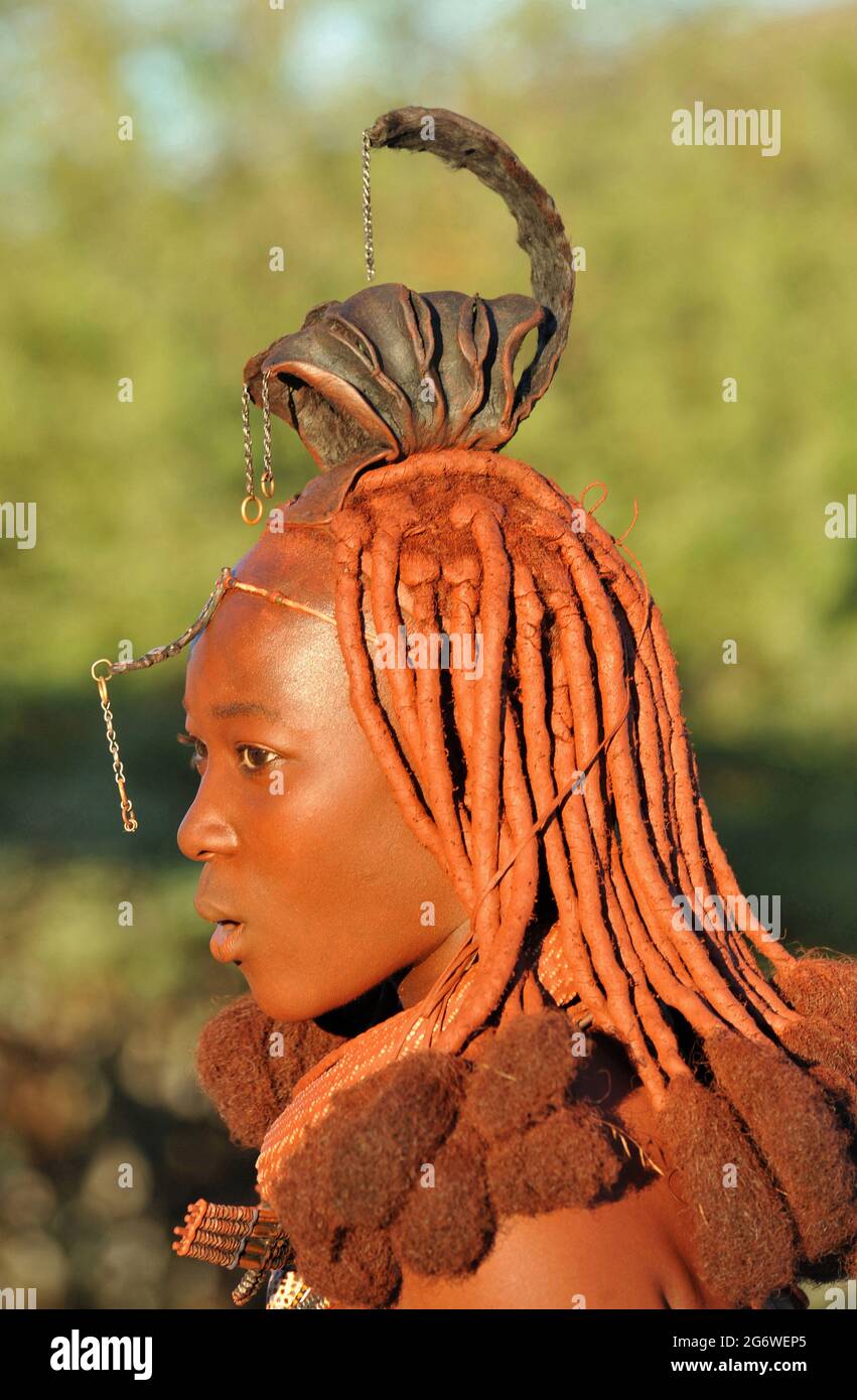 NAMIBIE. LE PANSEMENT POUR CHEVEUX DES FEMMES HIMBAS A UNE SIGNIFICATION  SPÉCIALE. ICI, LE CHAPEAU EN CUIR DE CHÈVRE (EREMBE) SUR SA TÊTE DIT QUE  CETTE FEMME EST Photo Stock - Alamy