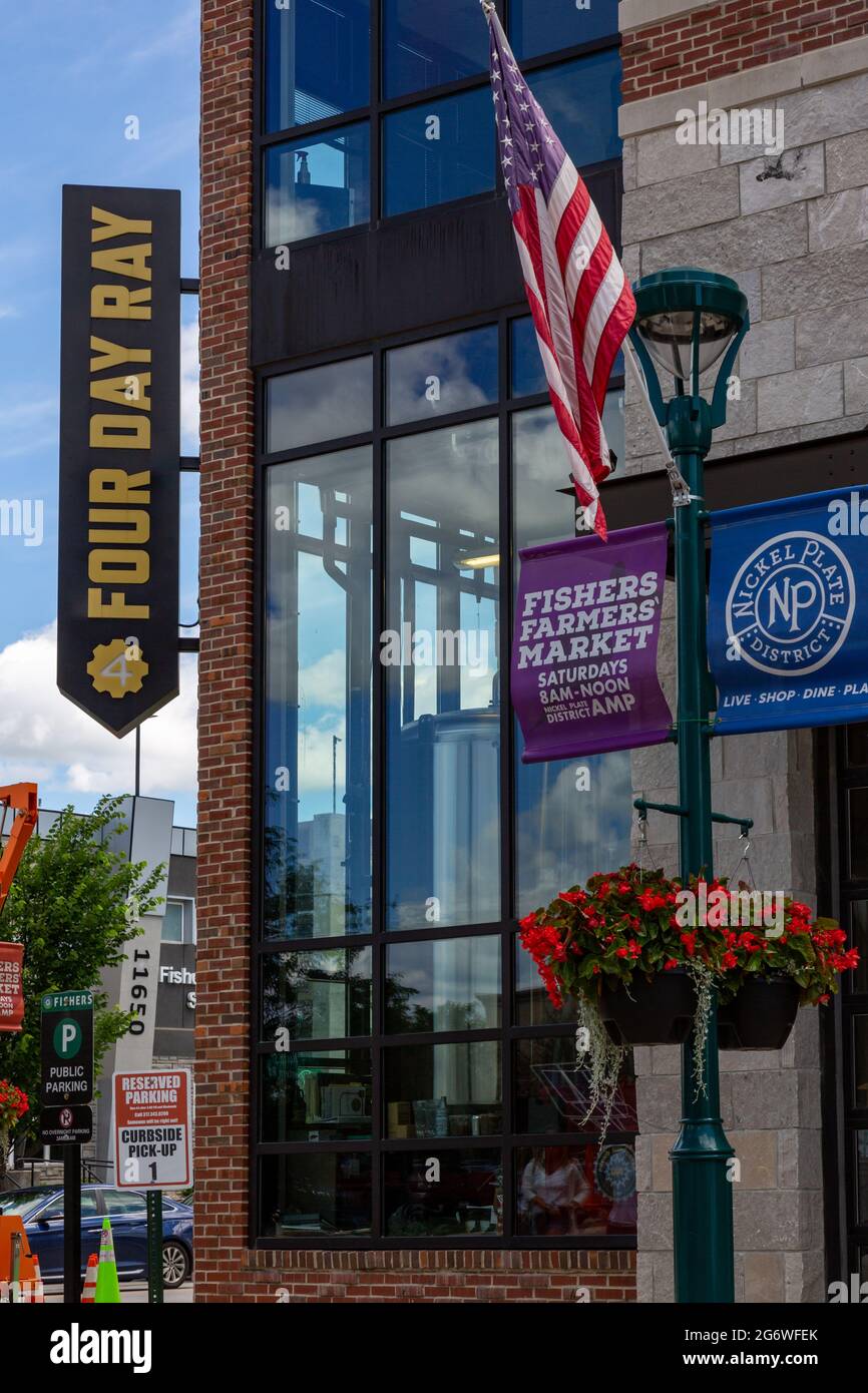 Le drapeau des États-Unis est suspendu d'un lampadaire à l'extérieur du pub four Day Ray Brewing dans le district de Nickel plate de Fishers, Indiana, États-Unis. Banque D'Images