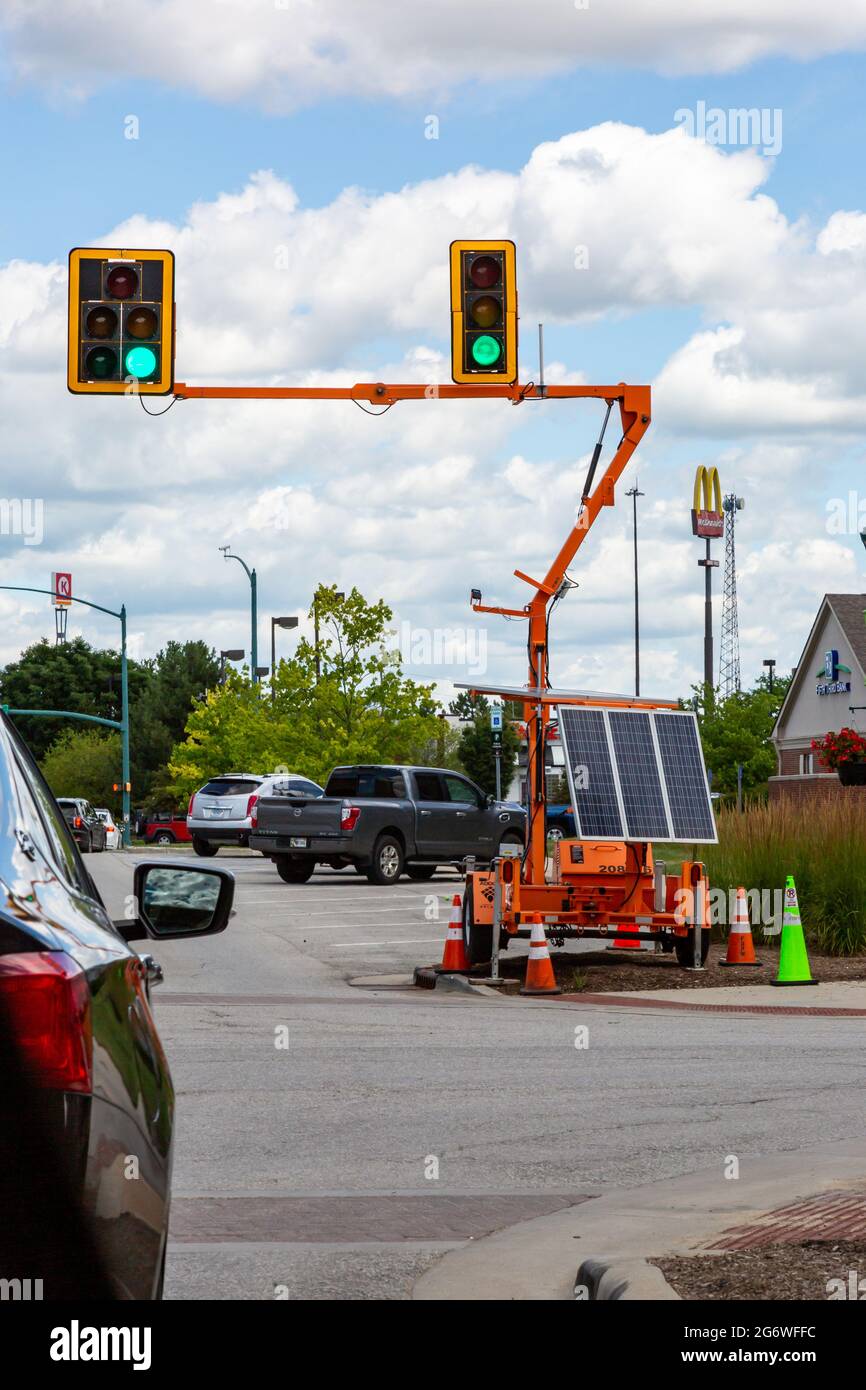 Ce signal de circulation solaire temporaire a été érigé à une intersection à Fishers, Indiana, États-Unis. Banque D'Images