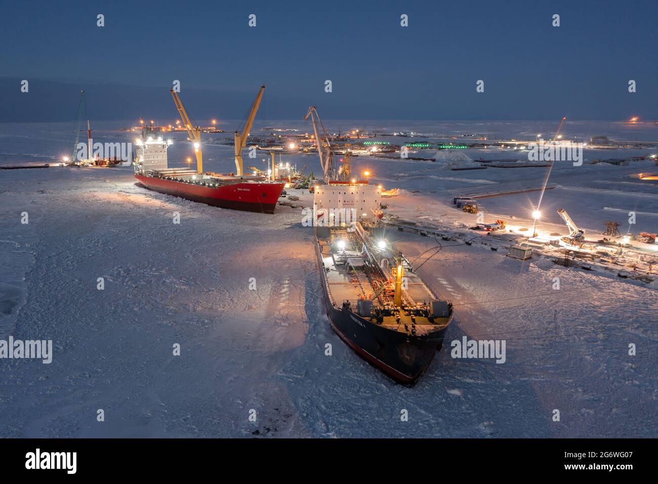 Sabetta, région de Tyumen, Russie - 07 décembre 2020 : le navire est engagé dans des opérations de fret au quai. Le navire est gelé dans la glace. Banque D'Images