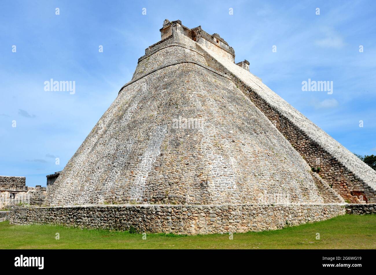 MEXIQUE. ÉTAT DU YUCATAN. UXMAL. L'ADIVINO OU LA PYRAMIDE DU MAGICIEN EST LE SEUL À AVOIR UNE FORME OVALE. CÉLÈBRE POUR SON ARCHITECTURE PUUC ST Banque D'Images