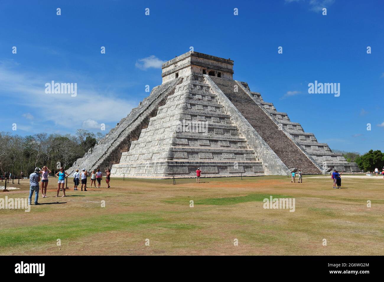 MEXIQUE. ÉTAT DU YUCATAN. CHICHEN ITZA. EL CASTILLO AVEC SES 18 ÉTAGES ET SES 4 ESCALIERS DE 90 ESCALIERS CHACUN EST CONSTRUIT COMME LE CALENDRIER MAYA. Banque D'Images