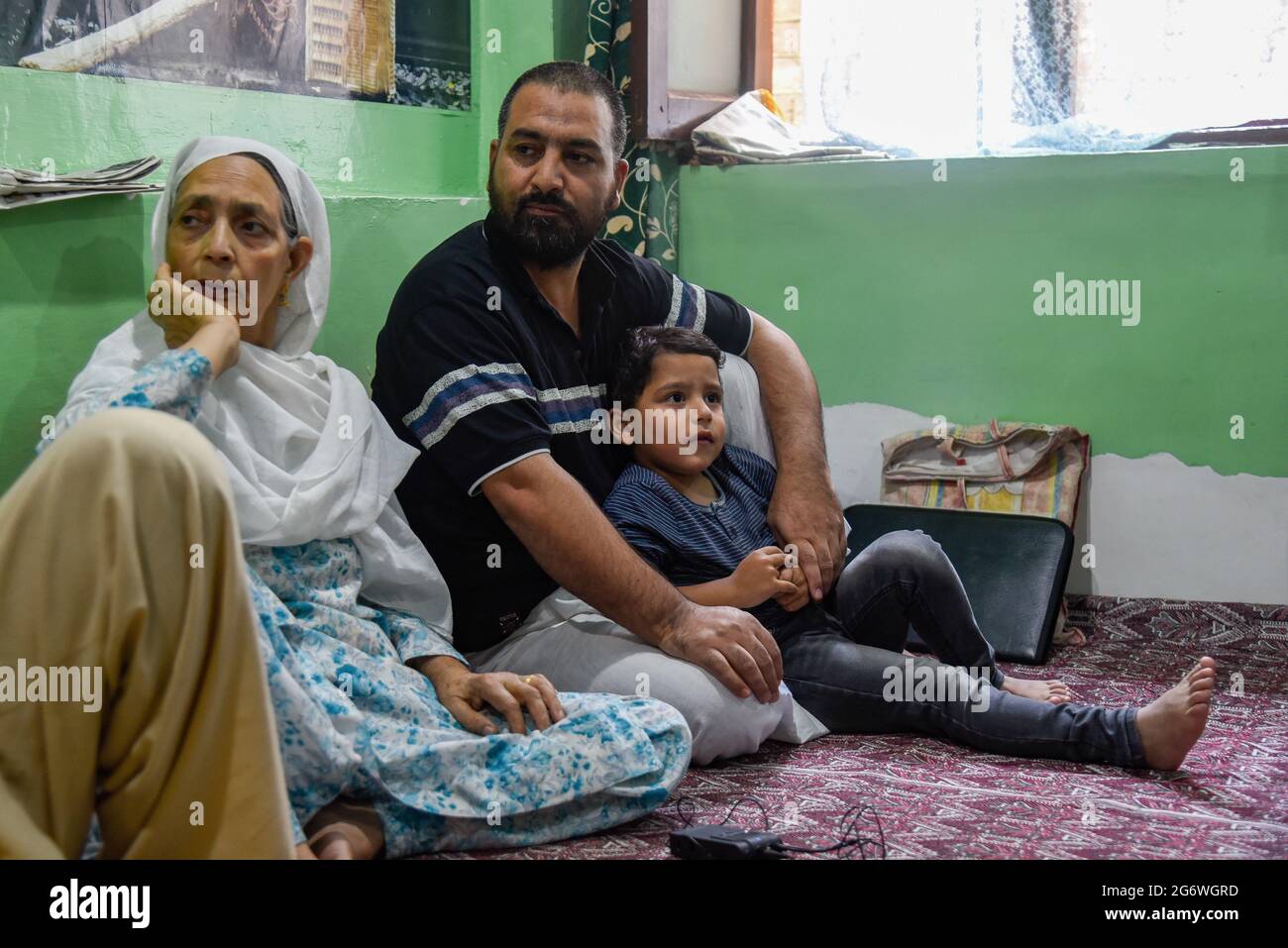 Srinagar, Inde. 1er juillet 2021. Bashir Ahmad Baba parle à sa famille à sa résidence de Srinagar. Bashir Ahmad Baba, un homme de 42 ans de Rainawari à Srinagar, est rentré chez lui le 23 juin, onze ans après que la police du Gujarat l'ait arrêté pour terrorisme, ont rapporté les médias locaux. Il a été réservé en vertu de la loi stricte sur les activités illicites (prévention) (UAPA). (Photo par Irrees Abbas/SOPA Images/Sipa USA) crédit: SIPA USA/Alay Live News Banque D'Images