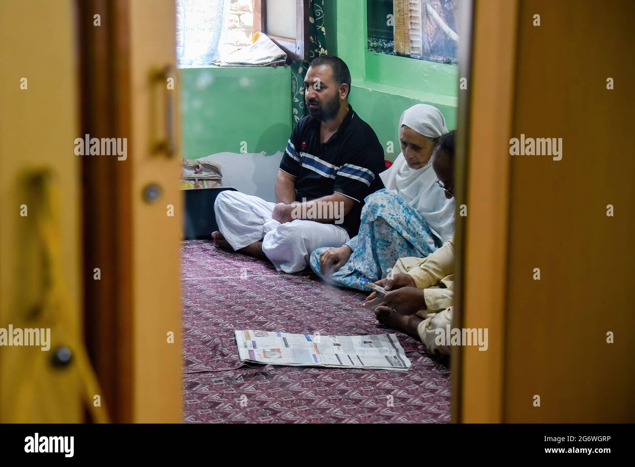 Srinagar, Inde. 1er juillet 2021. Bashir Ahmad Baba parle à sa famille à sa résidence de Srinagar. Bashir Ahmad Baba, un homme de 42 ans de Rainawari à Srinagar, est rentré chez lui le 23 juin, onze ans après que la police du Gujarat l'ait arrêté pour terrorisme, ont rapporté les médias locaux. Il a été réservé en vertu de la loi stricte sur les activités illicites (prévention) (UAPA). (Photo par Irrees Abbas/SOPA Images/Sipa USA) crédit: SIPA USA/Alay Live News Banque D'Images