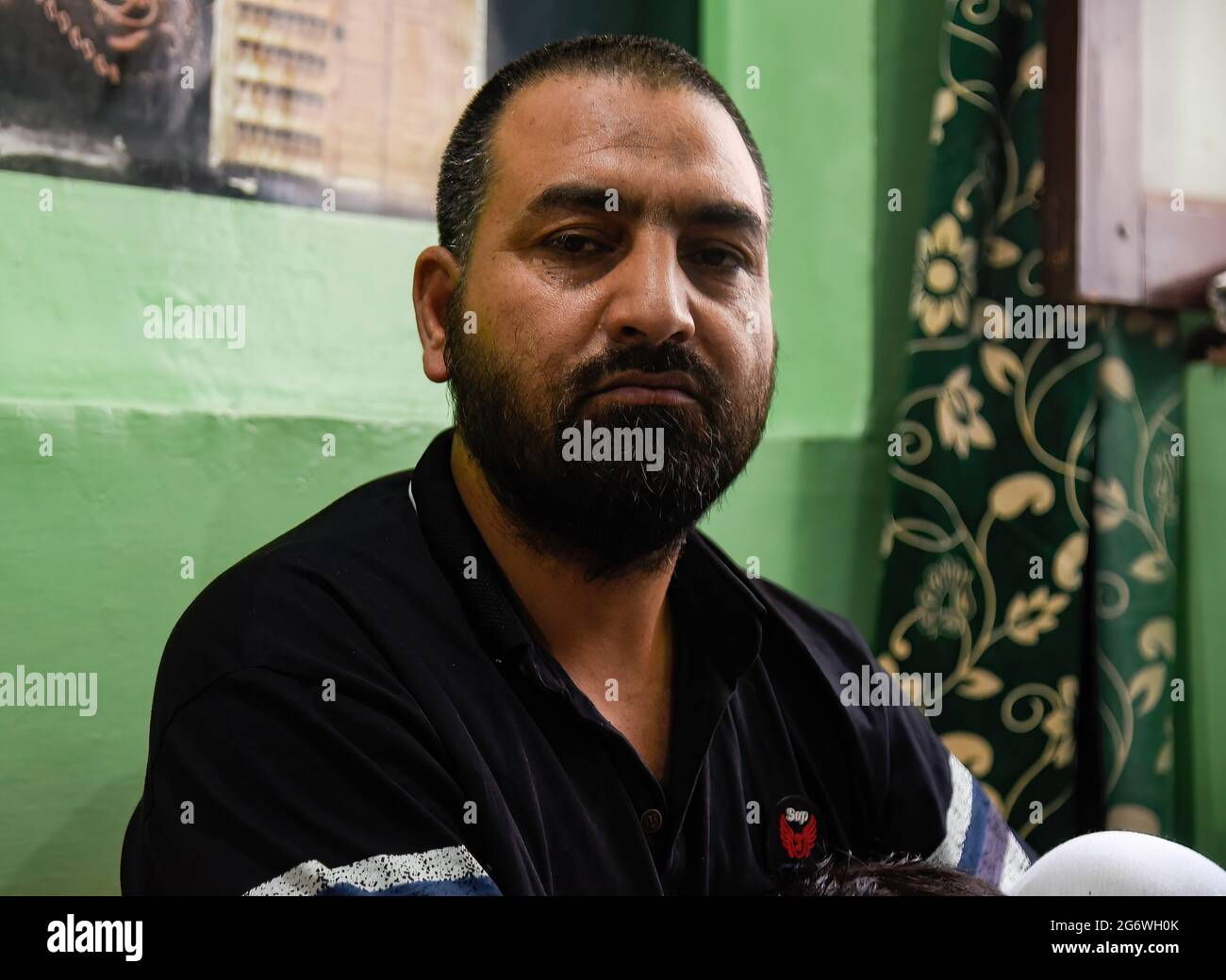Srinagar, Inde. 1er juillet 2021. Bashir Ahmad Baba regarde pendant qu'il est assis à l'intérieur de sa maison à Srinagar. Bashir Ahmad Baba, un homme de 42 ans de Rainawari à Srinagar, est rentré chez lui le 23 juin, onze ans après que la police du Gujarat l'ait arrêté pour terrorisme, ont rapporté les médias locaux. Il a été réservé en vertu de la loi stricte sur les activités illicites (prévention) (UAPA). Crédit : SOPA Images Limited/Alamy Live News Banque D'Images