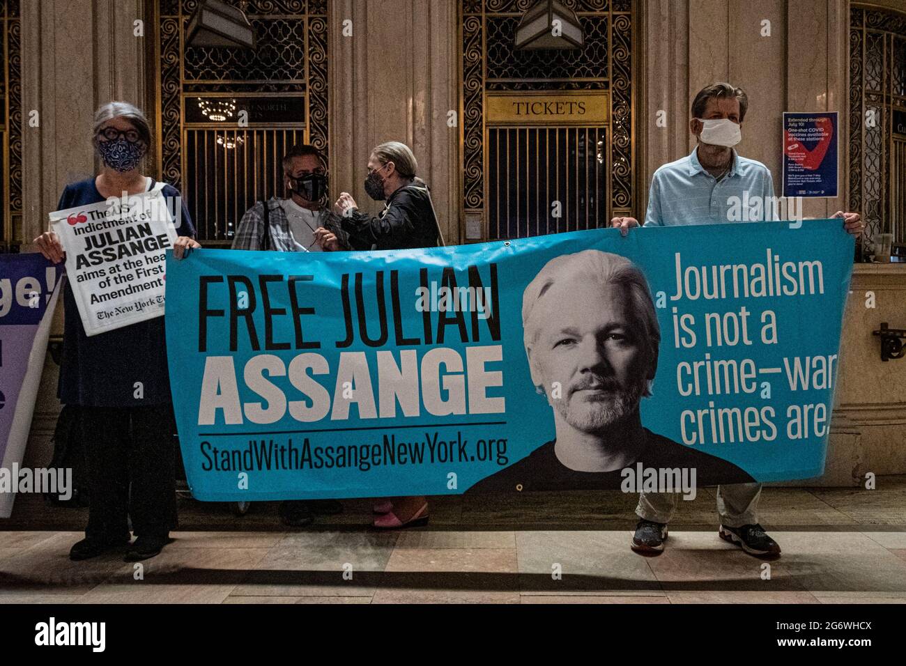 ÉTATS-UNIS. 08 juillet 2021. Manifestation libre de Julian Assange au Grand Central terminal. (Photo par Erik McGregor/Sipa USA) crédit: SIPA USA/Alay Live News Banque D'Images