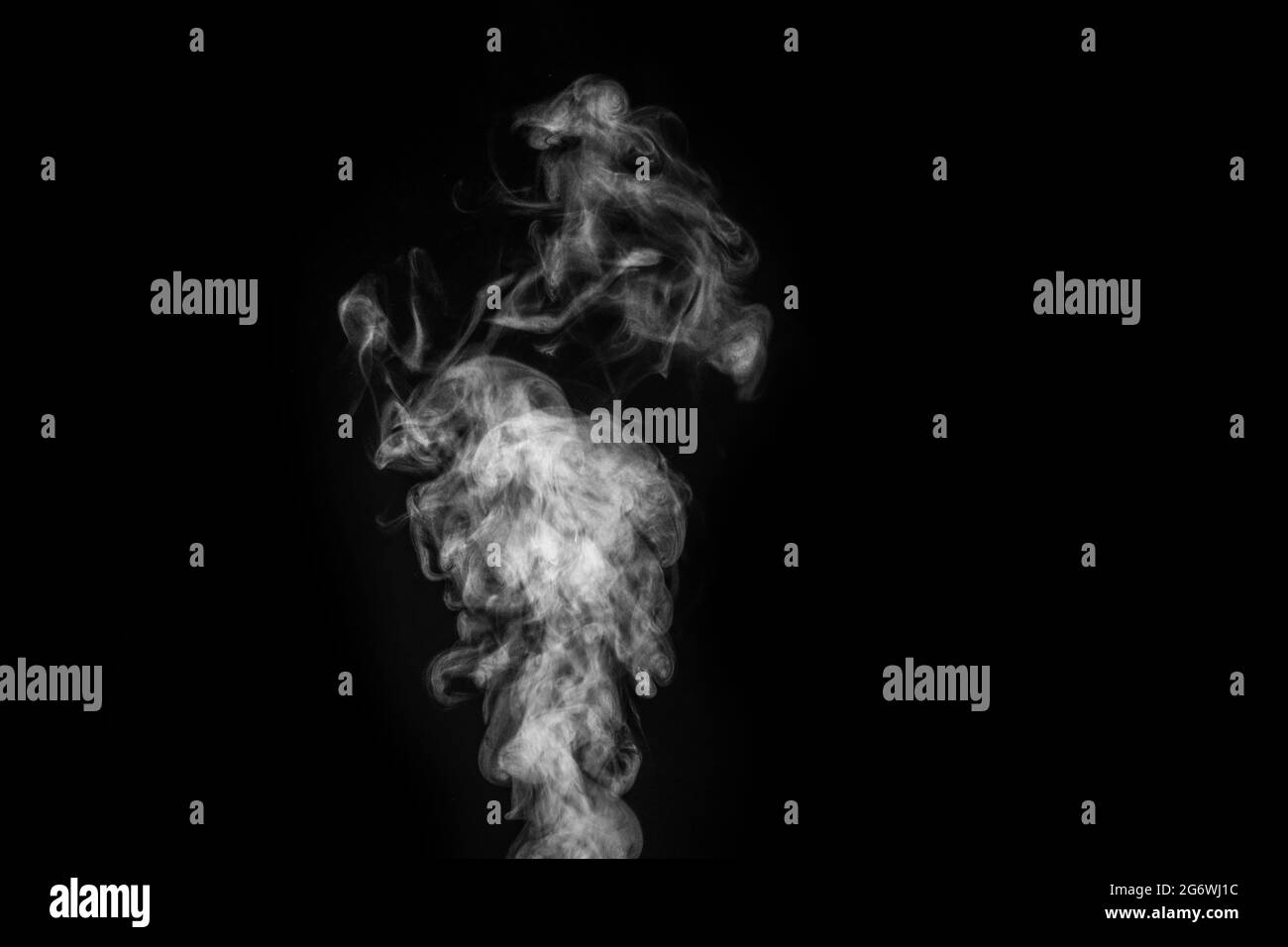 Vapeur ou fumée blanche et mystique parfaite isolée sur fond noir. Flou de fond abstrait ou smog, élément de conception, mise en page pour collages. Banque D'Images