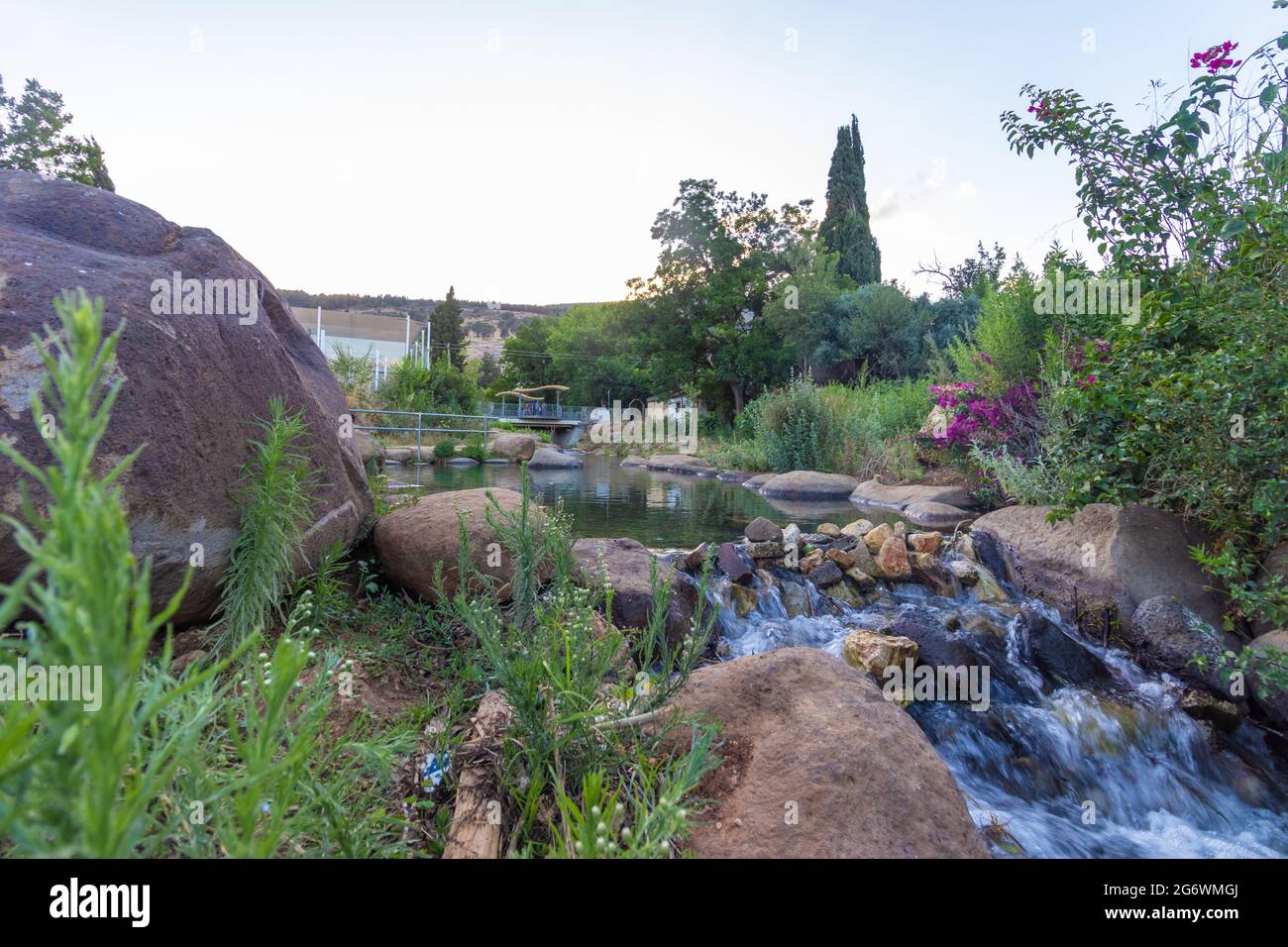 De l'eau claire coule dans une petite cascade dans la source kurde, au milieu de Kiryat Shmona Banque D'Images