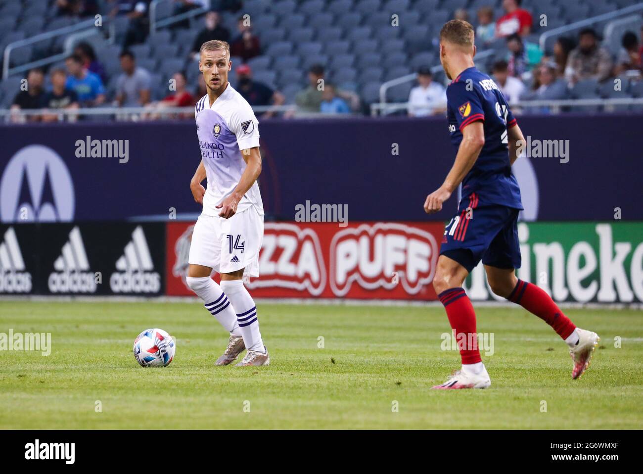 La ville d'Orlando avance Silvester van der Water (14) dribble le ballon lors d'un match MLS contre le Chicago Fire FC à Soldier Field, le mercredi 7 juillet Banque D'Images