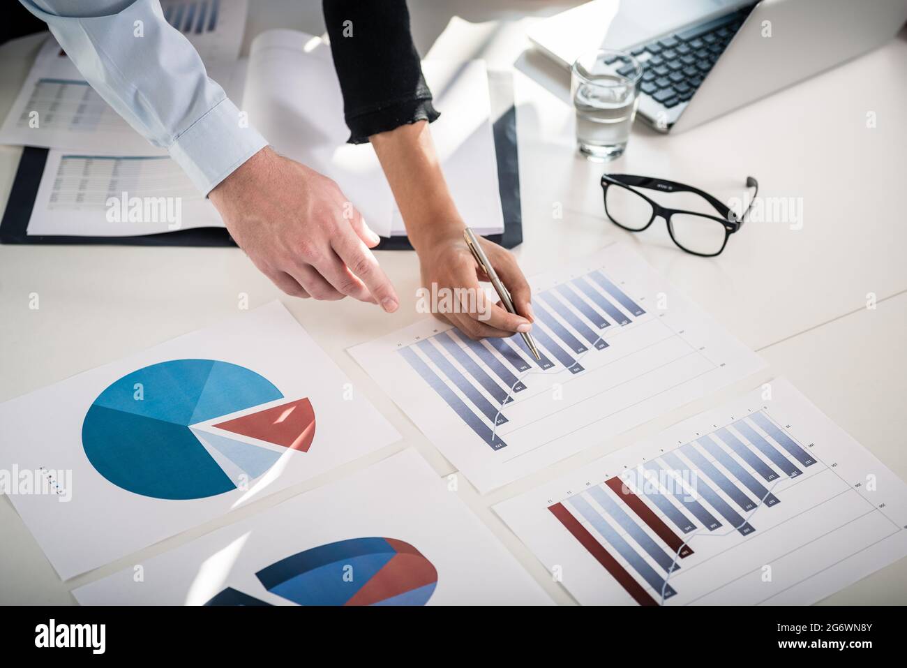 Des experts de l'analyse des données statistiques à partir de la barre verticale et les graphiques à secteurs imprimé dans le bureau Banque D'Images