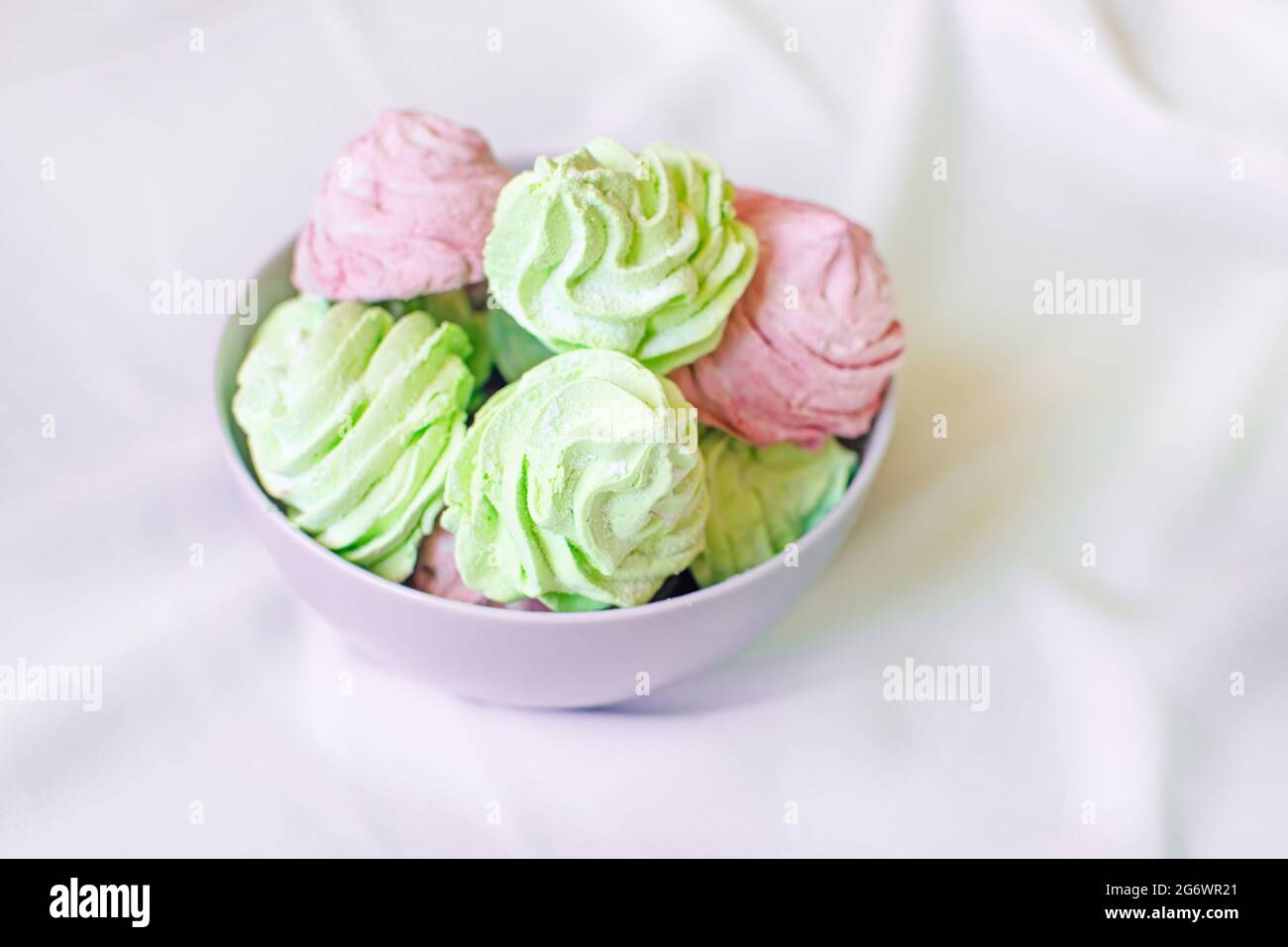 Délicieux guimauve maison à la menthe et à la framboise dans un bol gris sur la table. Bonbons naturels sains. Banque D'Images