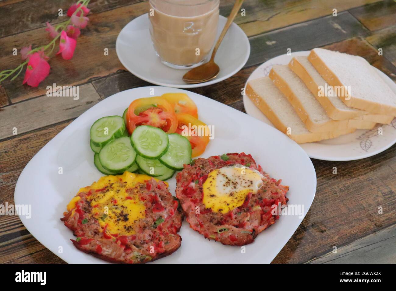 Petit déjeuner aux œufs sur la table Banque D'Images