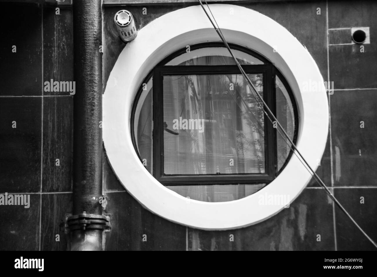 Une fenêtre ronde semblable à un hublot sur les appartements Gascogne, un immeuble d'appartements art déco des années 1930 dans l'ancienne concession française de Shanghai, juste à côté de Huai Hai Midd Banque D'Images