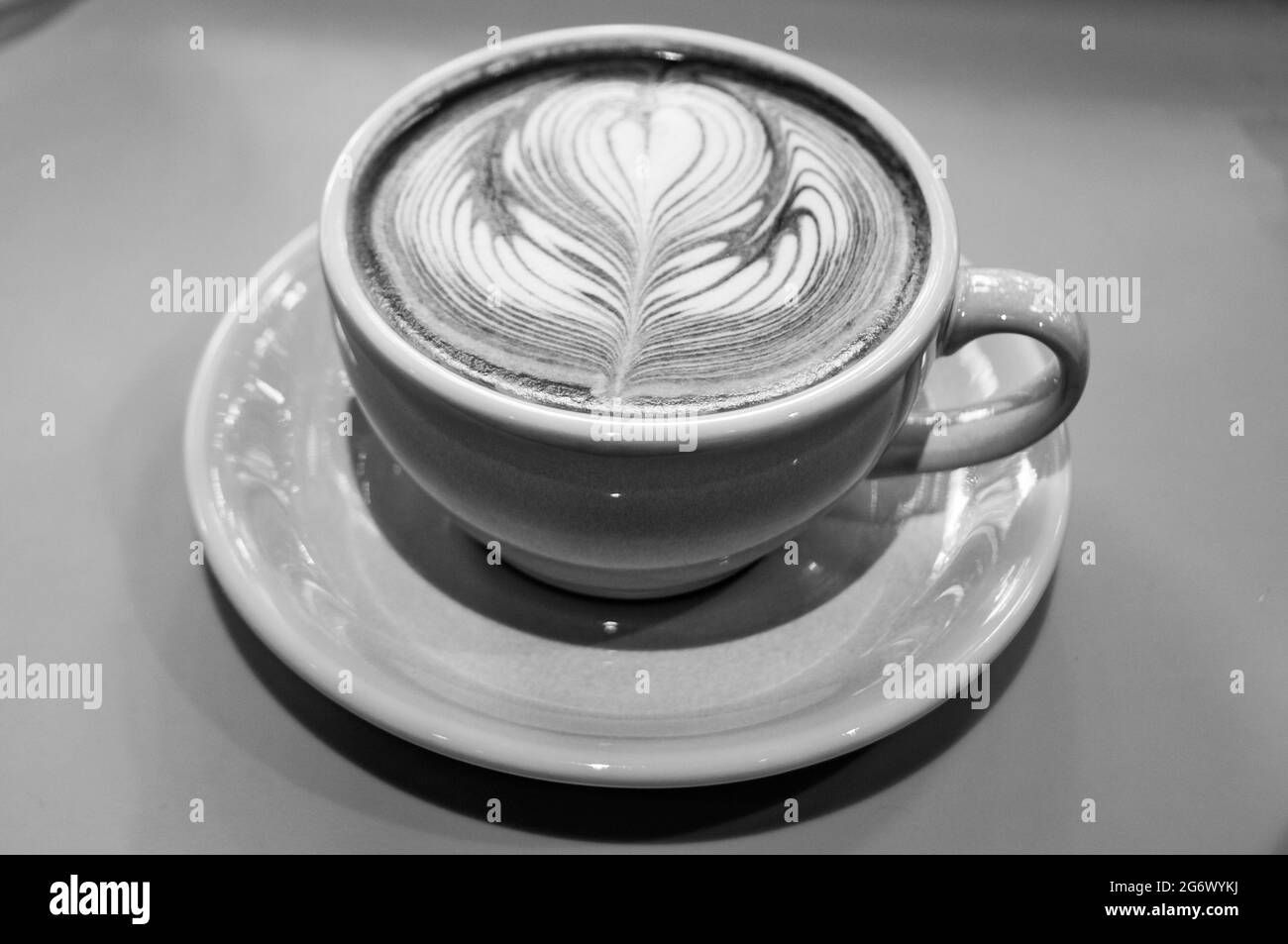 Un latte matcha dans un petit café indépendant sur Yanqing Road, dans l’ancienne concession française de Shanghai, en Chine. Banque D'Images
