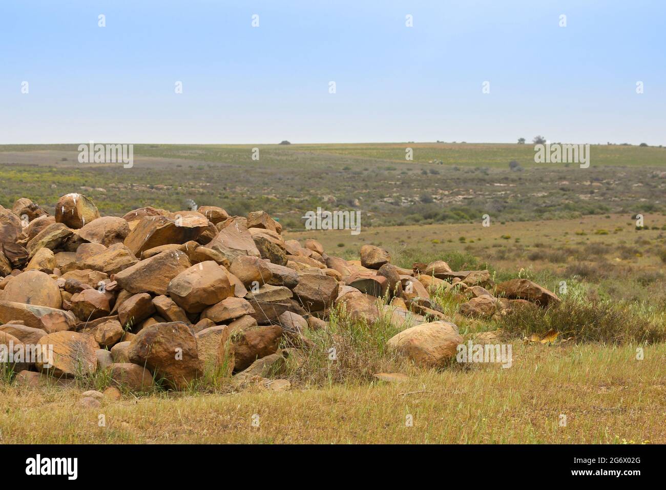 Paysage et pile de pierre sur le plateau de Bokkeveld au nord de Nieuwoudtville, dans le Cap Nord de l'Afrique du Sud Banque D'Images
