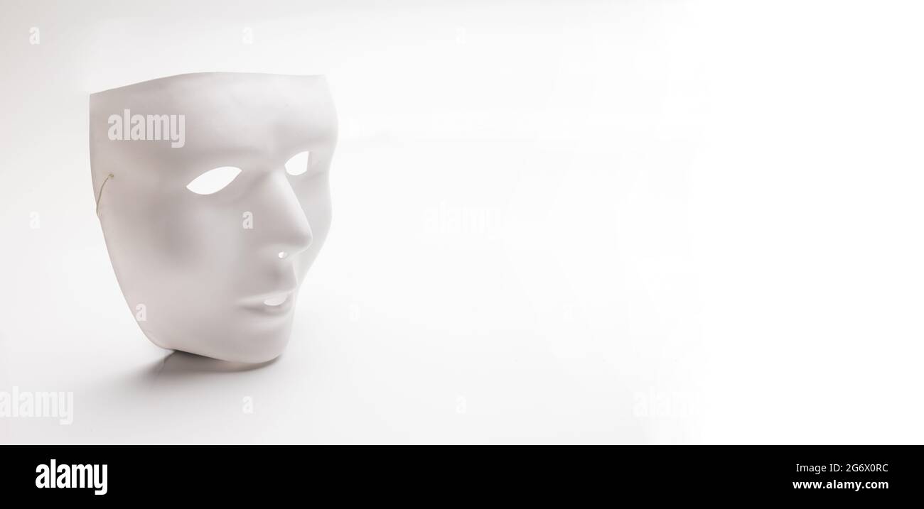Masque ou masque pour les fêtes déguisements, le carnaval et les fêtes spéciales. Couvrir le visage, se déguiser pour une partie. Masques inexpressifs Banque D'Images
