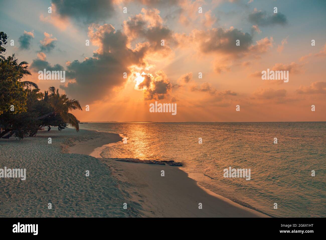 Coucher de soleil sur la plage. Paradis paysage plage. Paradis tropical, sable blanc, plage, palmiers et eau claire sous les rayons du soleil avec un été idyllique Banque D'Images