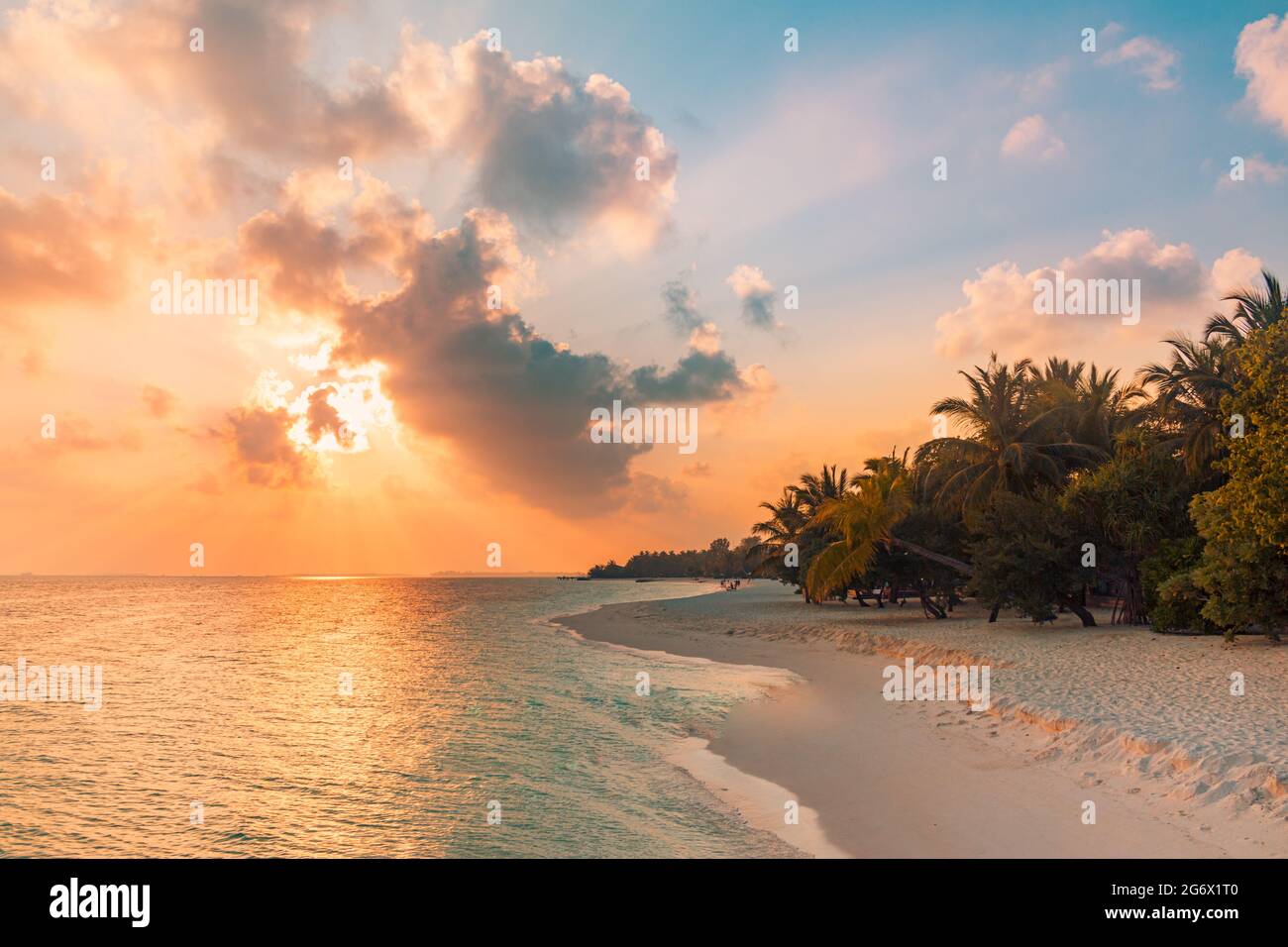 Coucher de soleil sur la plage. Paradis paysage plage. Paradis tropical, sable blanc, plage, palmiers et eau claire sous les rayons du soleil avec un été idyllique Banque D'Images