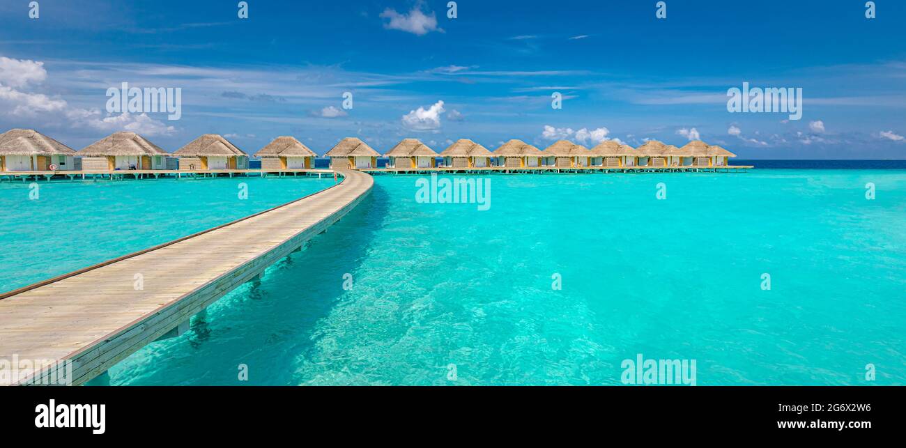 Maldives plage. Panorama tropical, luxueuse villa aquatique avec jetée en bois ou jetée. Vacances d'été et concept de voyage. Île paradisiaque Banque D'Images