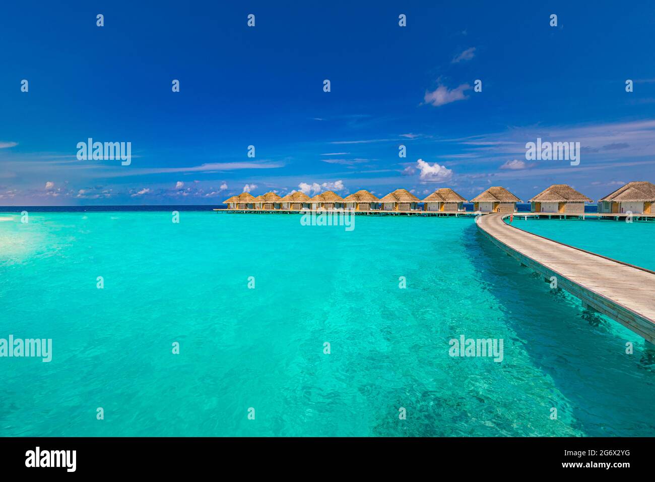 Maldives plage. Panorama tropical, luxueuse villa aquatique avec jetée en bois ou jetée. Vacances d'été et concept de voyage. Île paradisiaque Banque D'Images