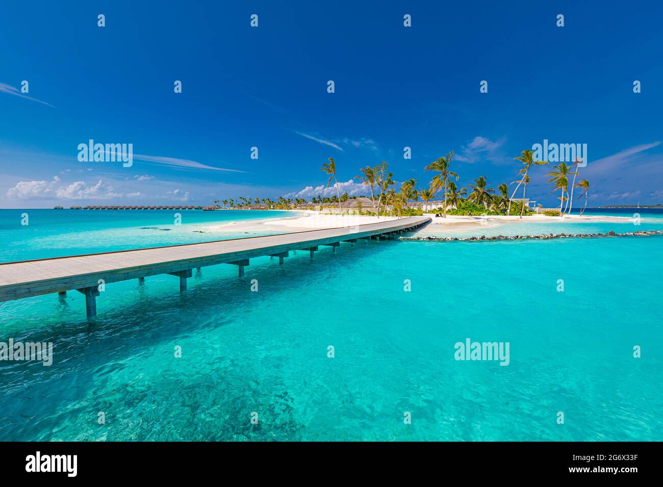 Maldives plage. Panorama tropical, luxueuse villa aquatique avec jetée en bois ou jetée. Vacances d'été et concept de voyage. Île paradisiaque Banque D'Images
