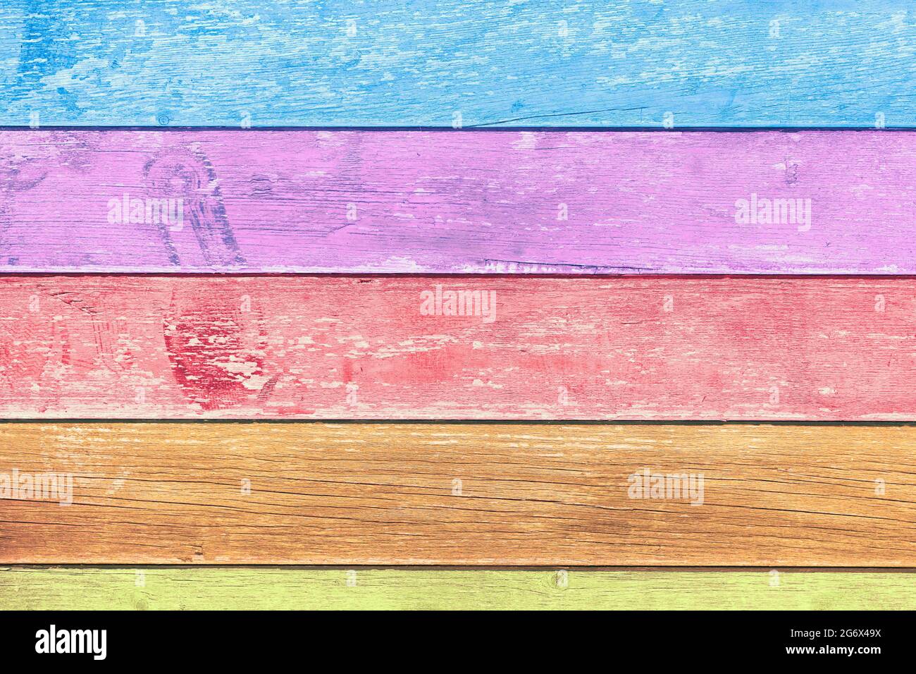 Arrière-plan avec de vieilles planches horizontales colorées en bois avec peinture écaillée Banque D'Images