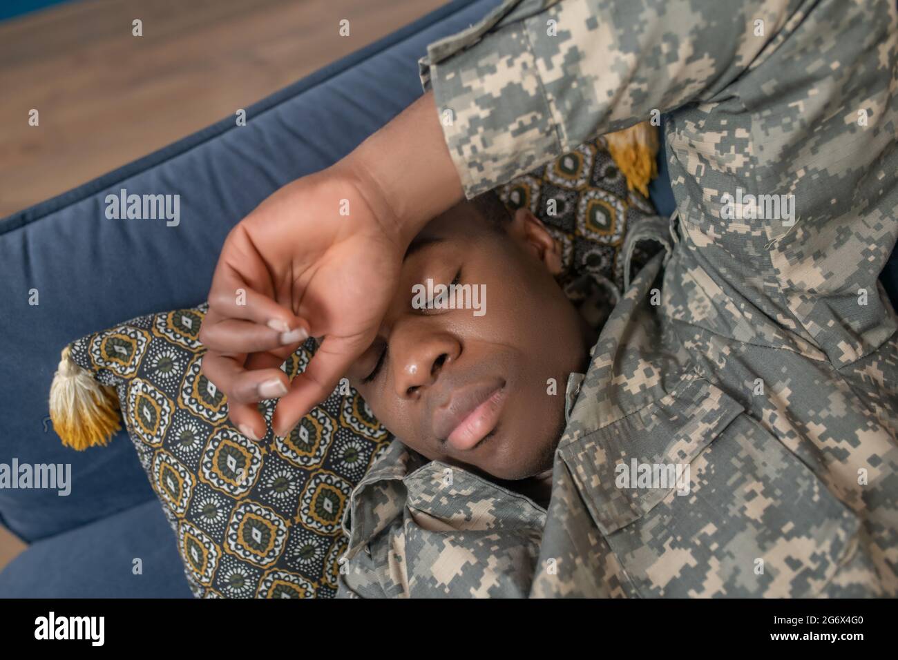 Visage de jeunes militaires dormant à la maison Banque D'Images