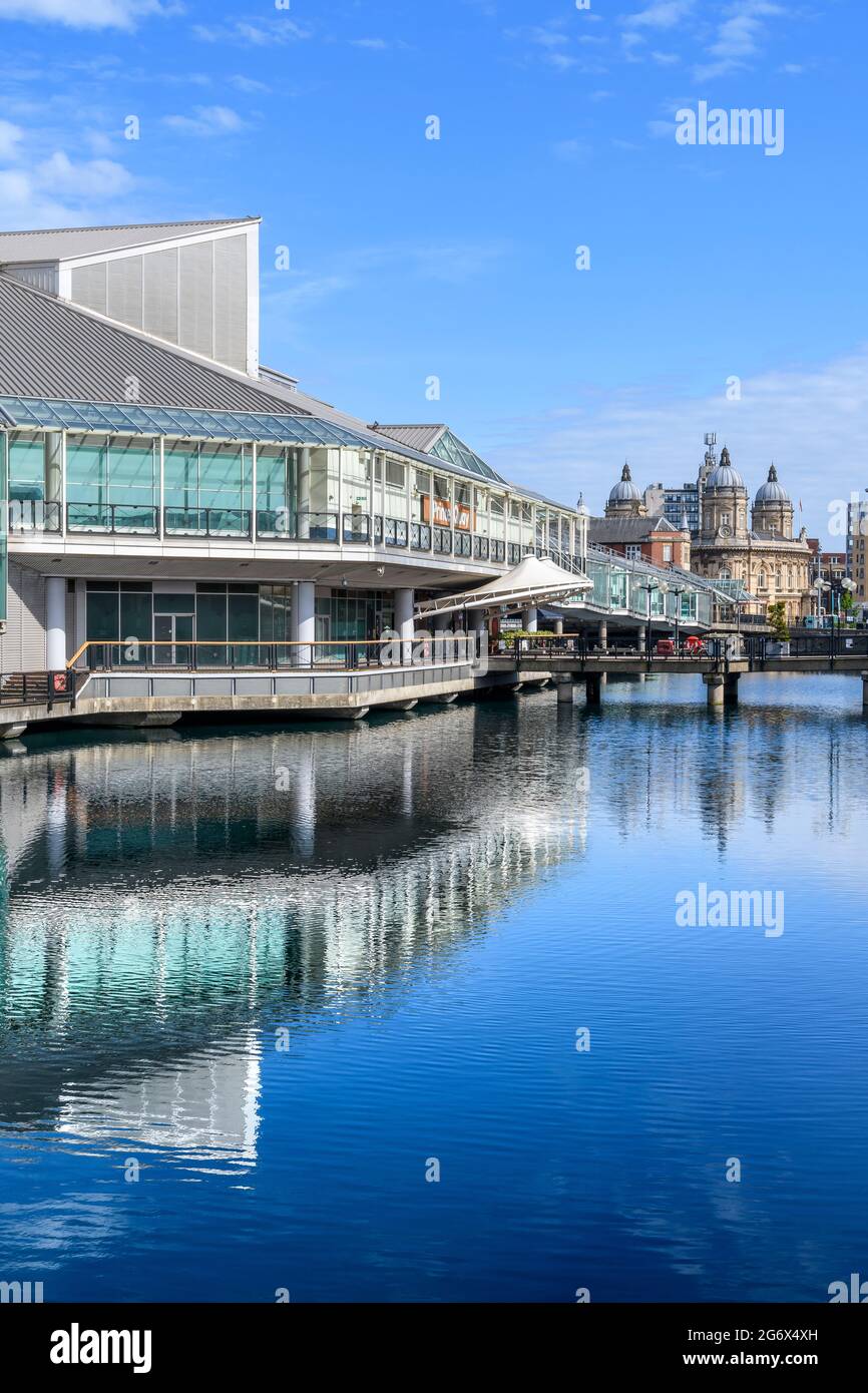 Centre commercial Princes Quay près de la marina de Hull. Le centre est construit sur des pilotis au-dessus de Prince's Dock d'après lequel il est nommé. Il a été ouvert en 1991. Banque D'Images