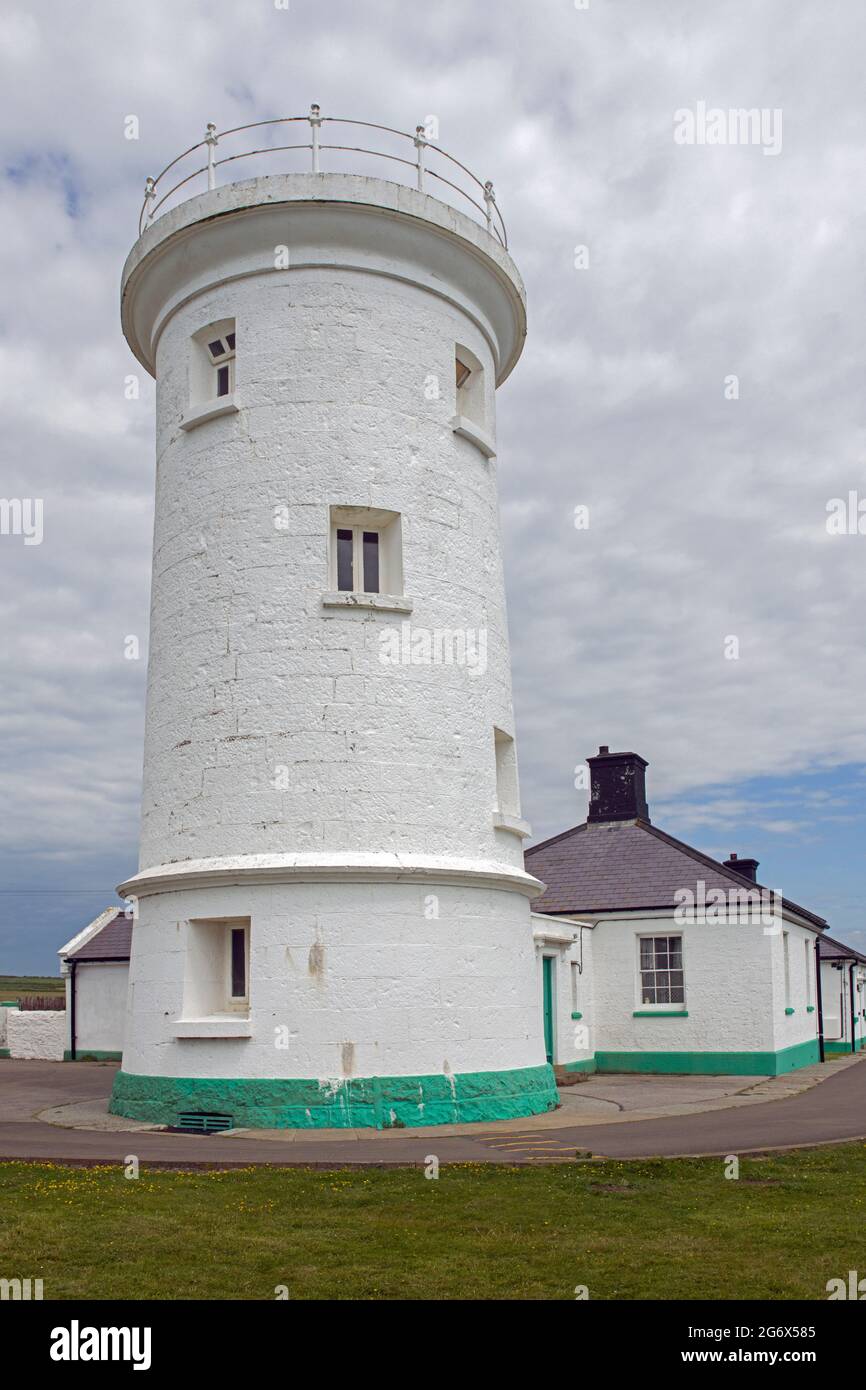 Phare disused à Nash point sur la côte du patrimoine de Glamorgan, au sud du pays de Galles Banque D'Images