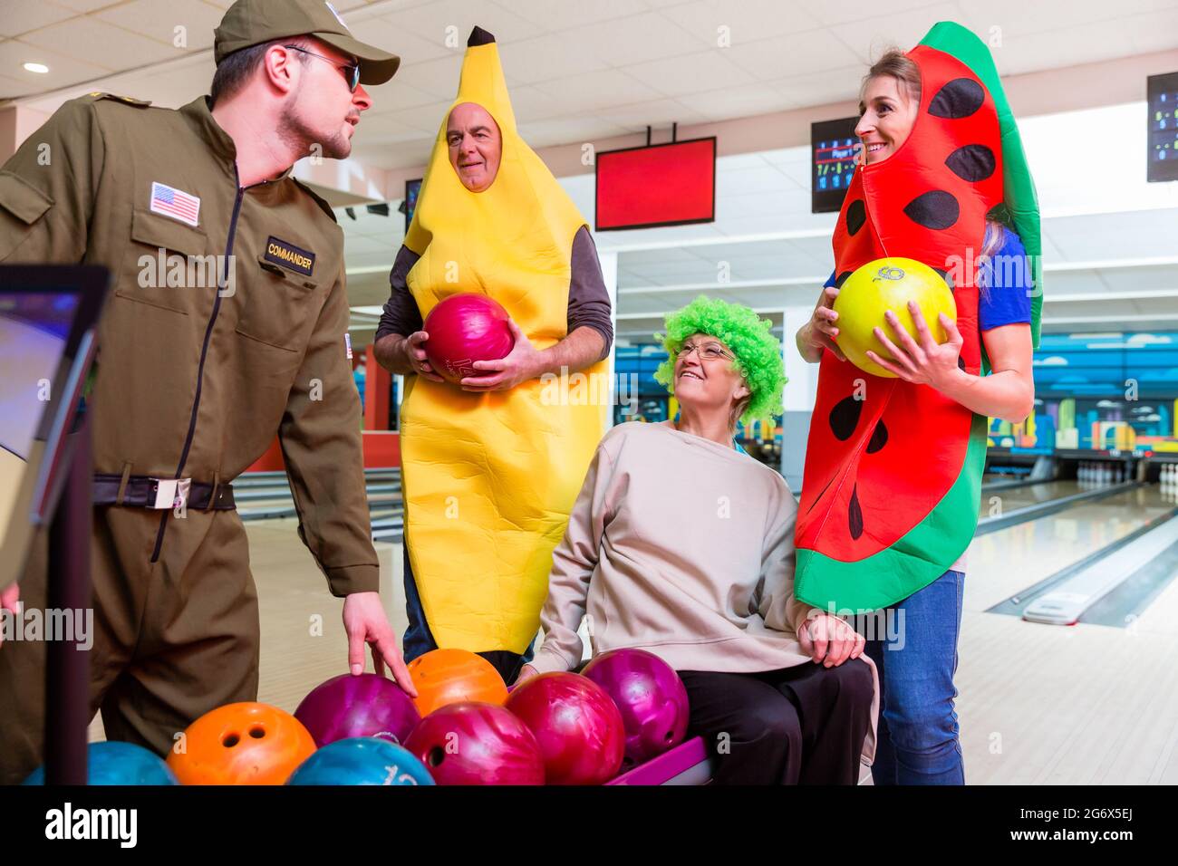 Portrait of a happy family enjoying jeux d'intérieur Banque D'Images