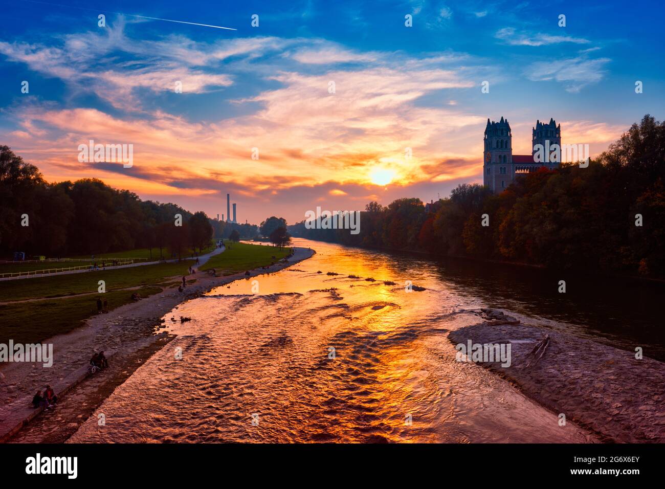 Rivière Isar, parc et église St Maximilian depuis le pont de Reichenbach. Munchen, Bavière, Allemagne. Banque D'Images
