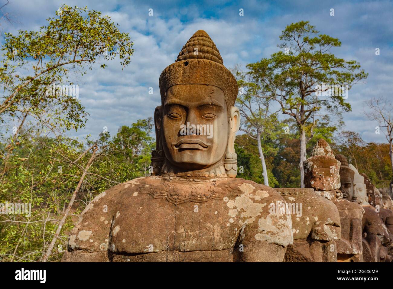 Porte sud d'Angkor Thom avec un pont de statues de dieux et de démons. Deux rangées de figures portent chacune le corps de naga à sept têtes. Angkor, Sie Banque D'Images