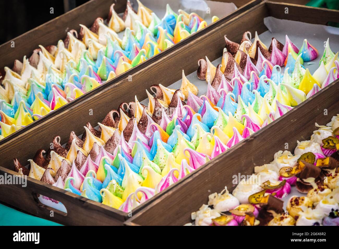 Des baisers de meringue colorés sont exposés au marché de Broadway, un marché de rue à Hackney, dans l'est de Londres Banque D'Images