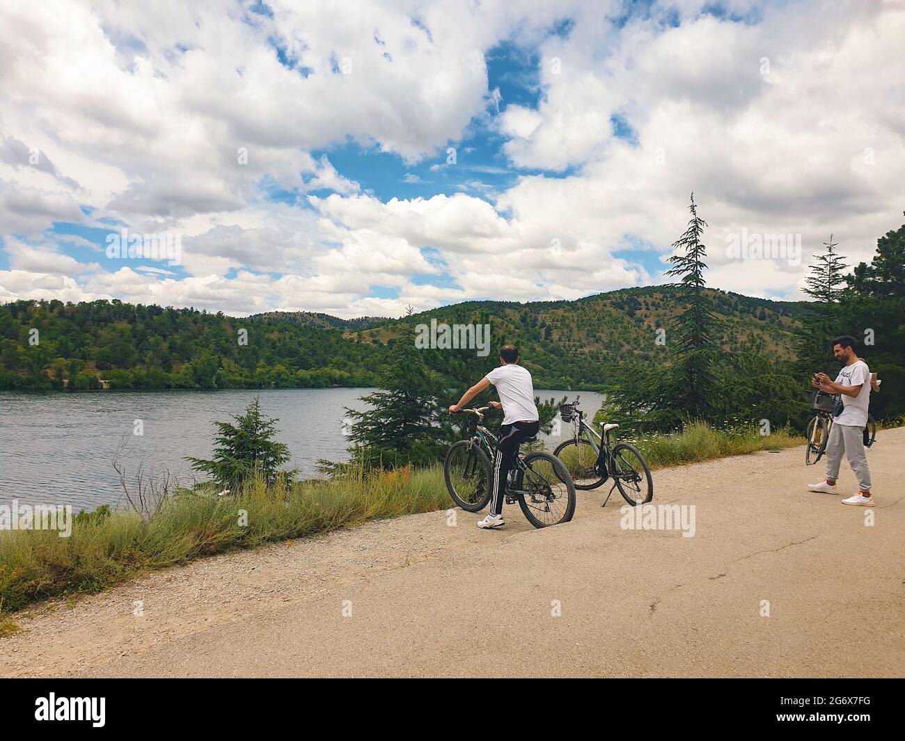 Ankara; Turquie-juillet 04; 2021: Personnes regardant une belle vue et prenant des photos sur une colline dans le lac Eymir à Ankara. Les gens s'habituent à la nouvelle norme. Banque D'Images