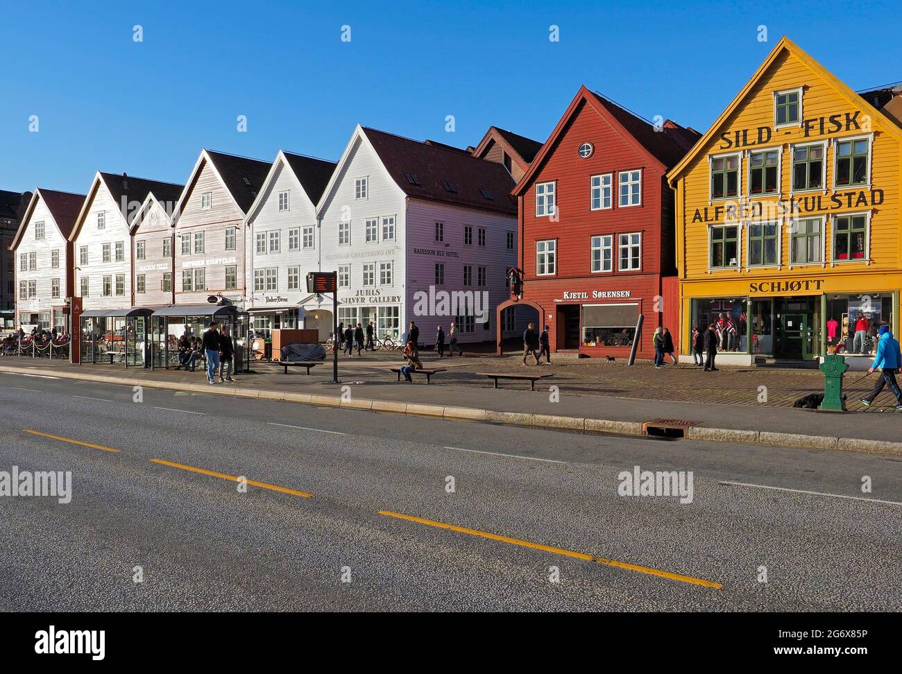 Bryggen, connu sous le nom de Tyskebryggen, est une série de bâtiments commerciaux historiques hanséatiques colorés qui bordent la partie est du port de Vågen Banque D'Images